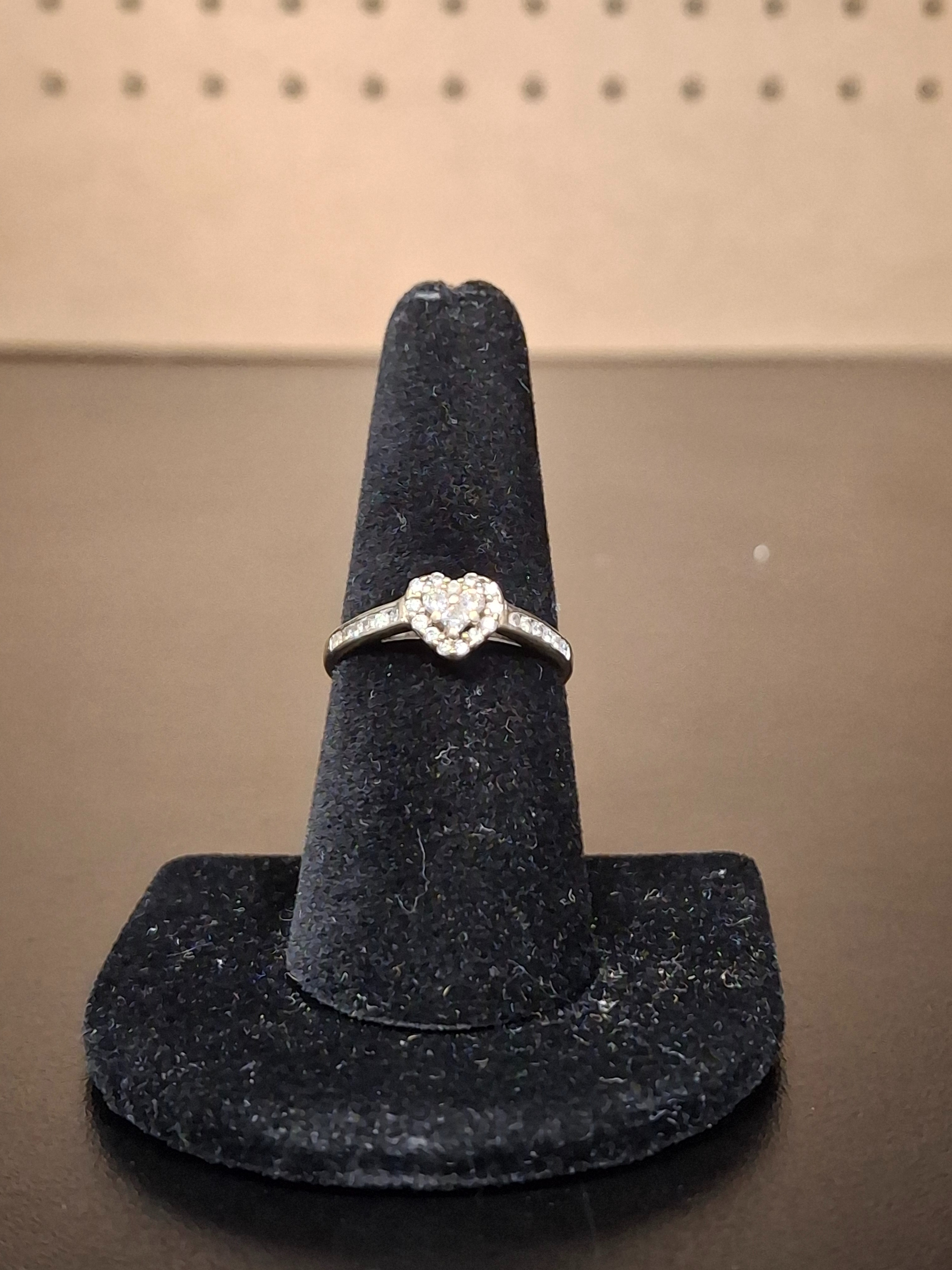 LADY'S STONE RING: 1.05DWT 10K-Y/G, 7-ROUND CUT BLUE STONE 1.15CTW
