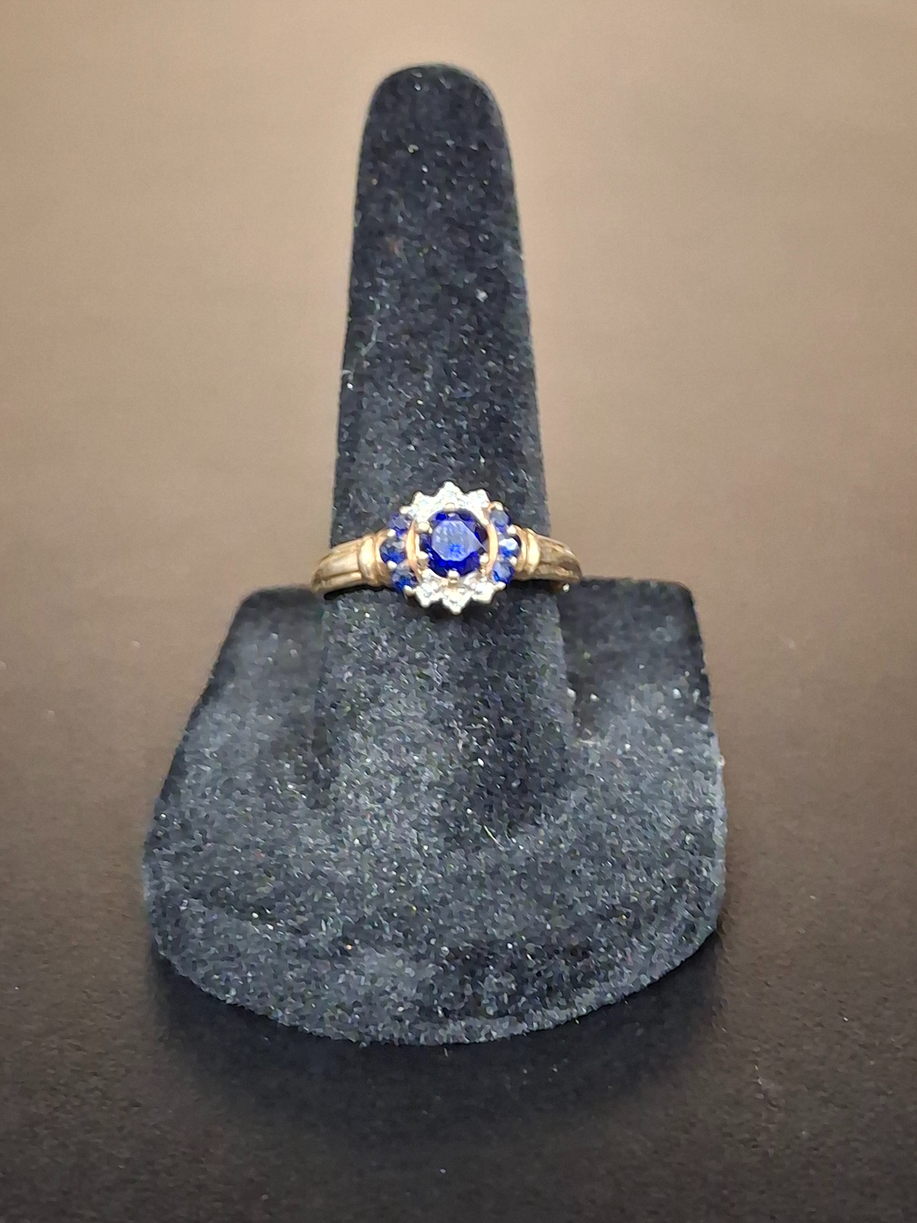 LADY'S STONE RING: 1.04DWT 10K-W/G, 3-ROUND CUT CUBIC ZIRCONIA 0.05CTW, 16-ROUND CUT ABALONE 0.26CTW
