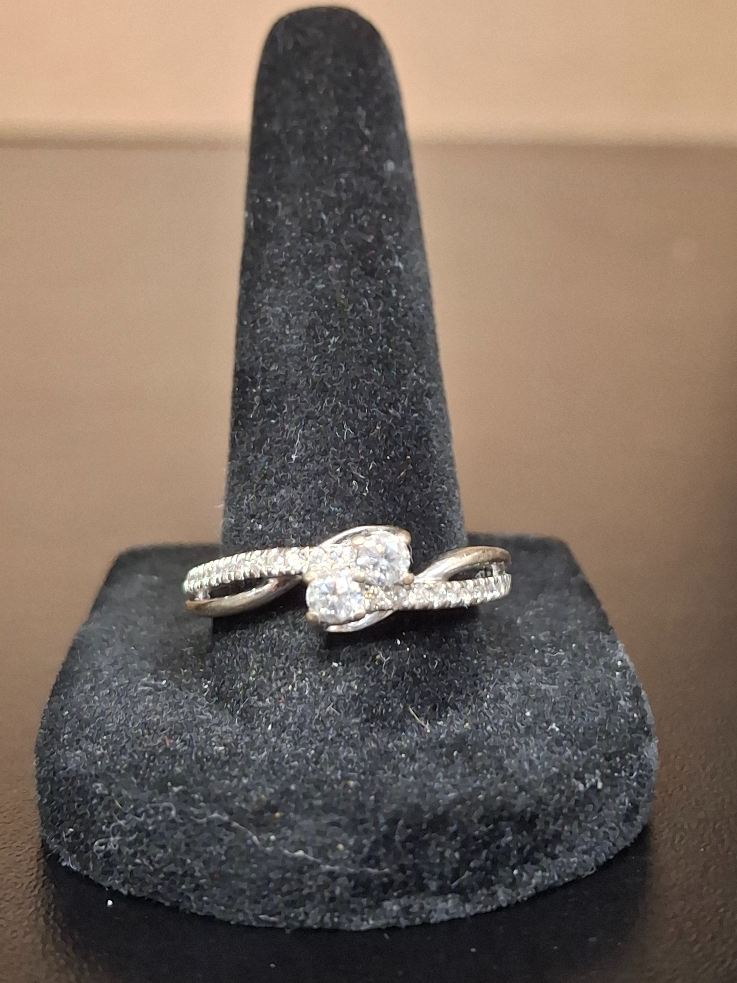 LADY'S DIAMOND FASHION RING: 2.64DWT 14K-W/G, 2-ROUND BRILLIANT CUT DIAMOND 0.20CTW, 24-ROUND BRILLIANT CUT DIAMOND 0.24CTW