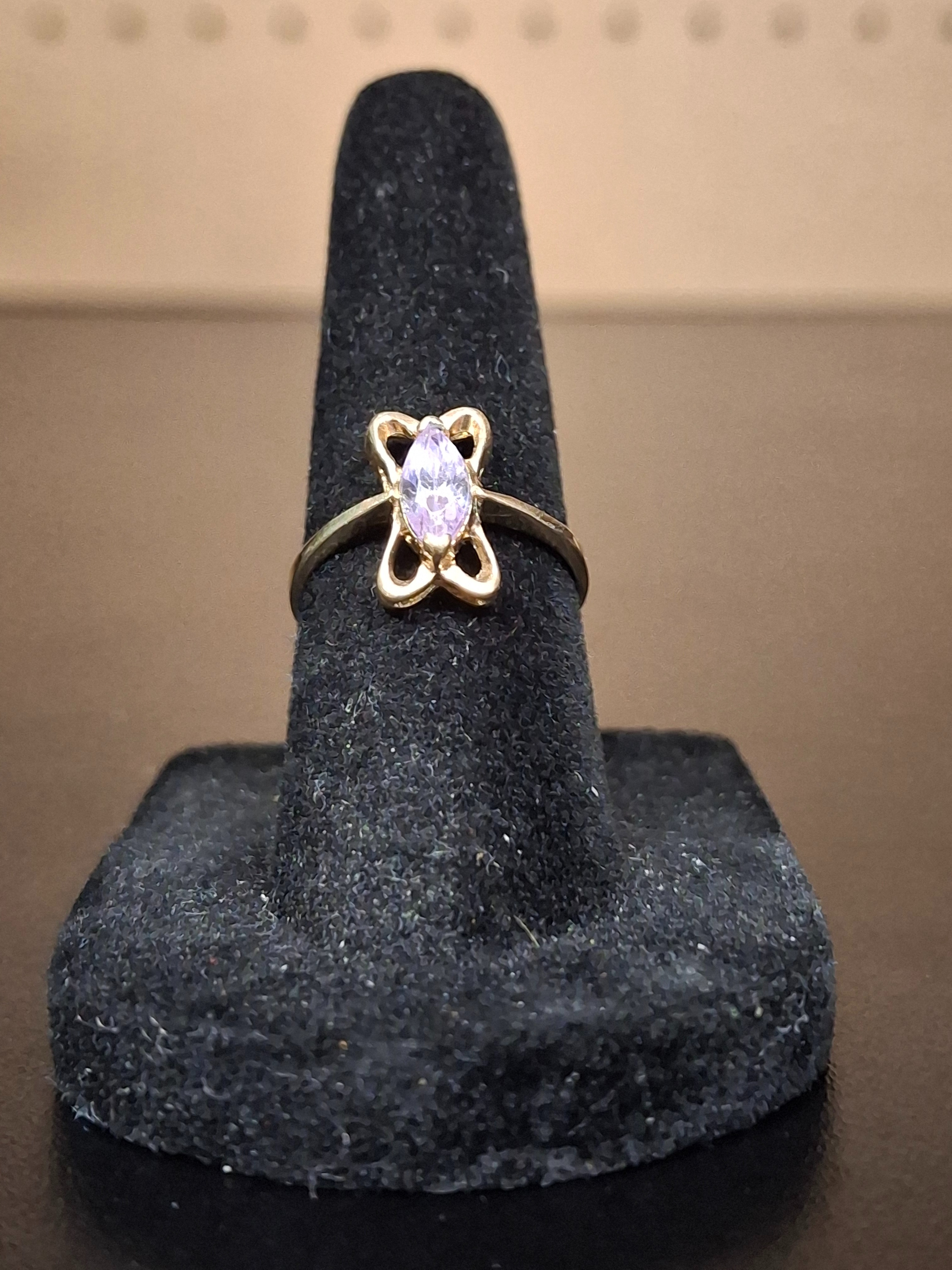 LADY'S STONE RING: 1.03DWT 10K-Y/G, 1-ROUND CUT PURPLE STONE 0.05CTW
