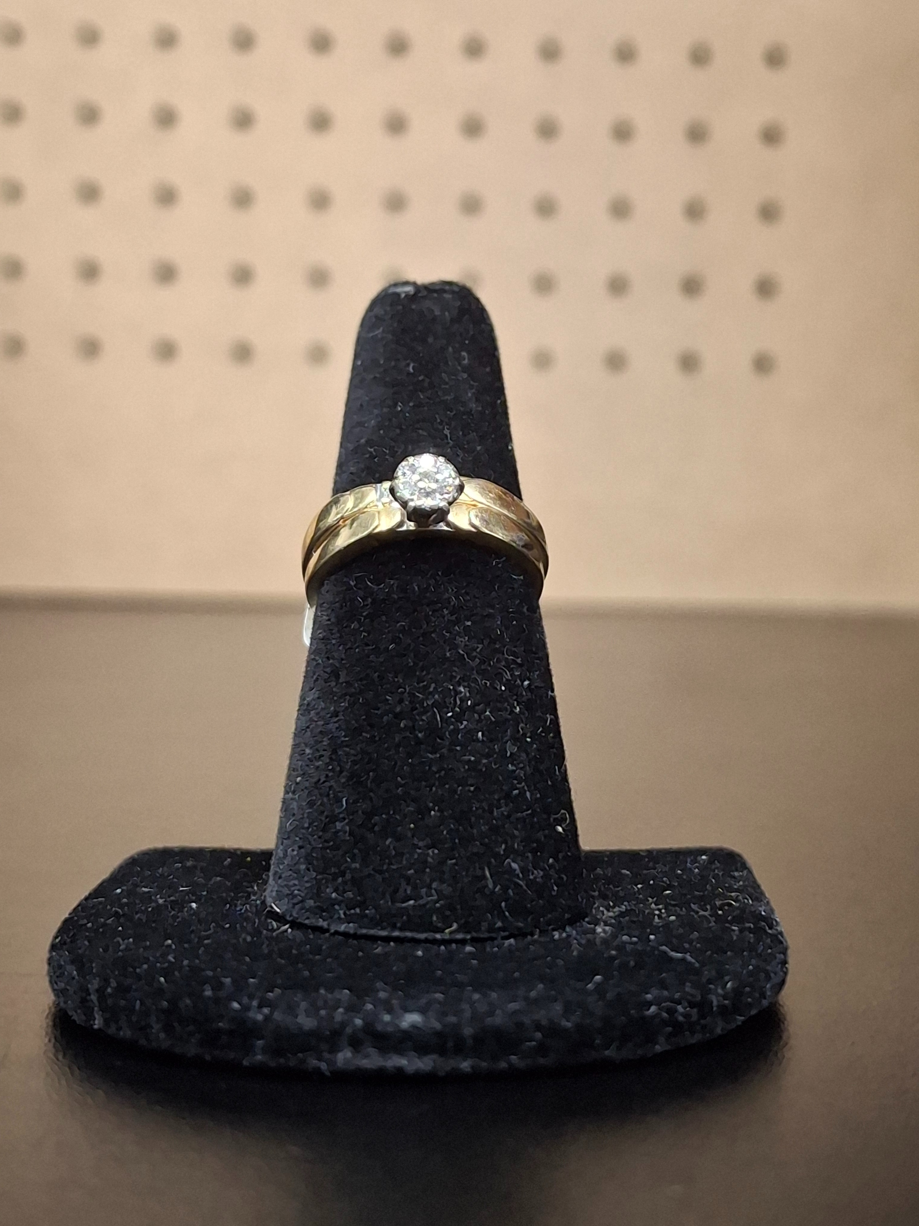 LADY'S DIAMOND SOLITAIRE RING: 2.33DWT 14K-Y/G, 7-ROUND BRILLIANT CUT DIAMOND 0.07CTW, SET