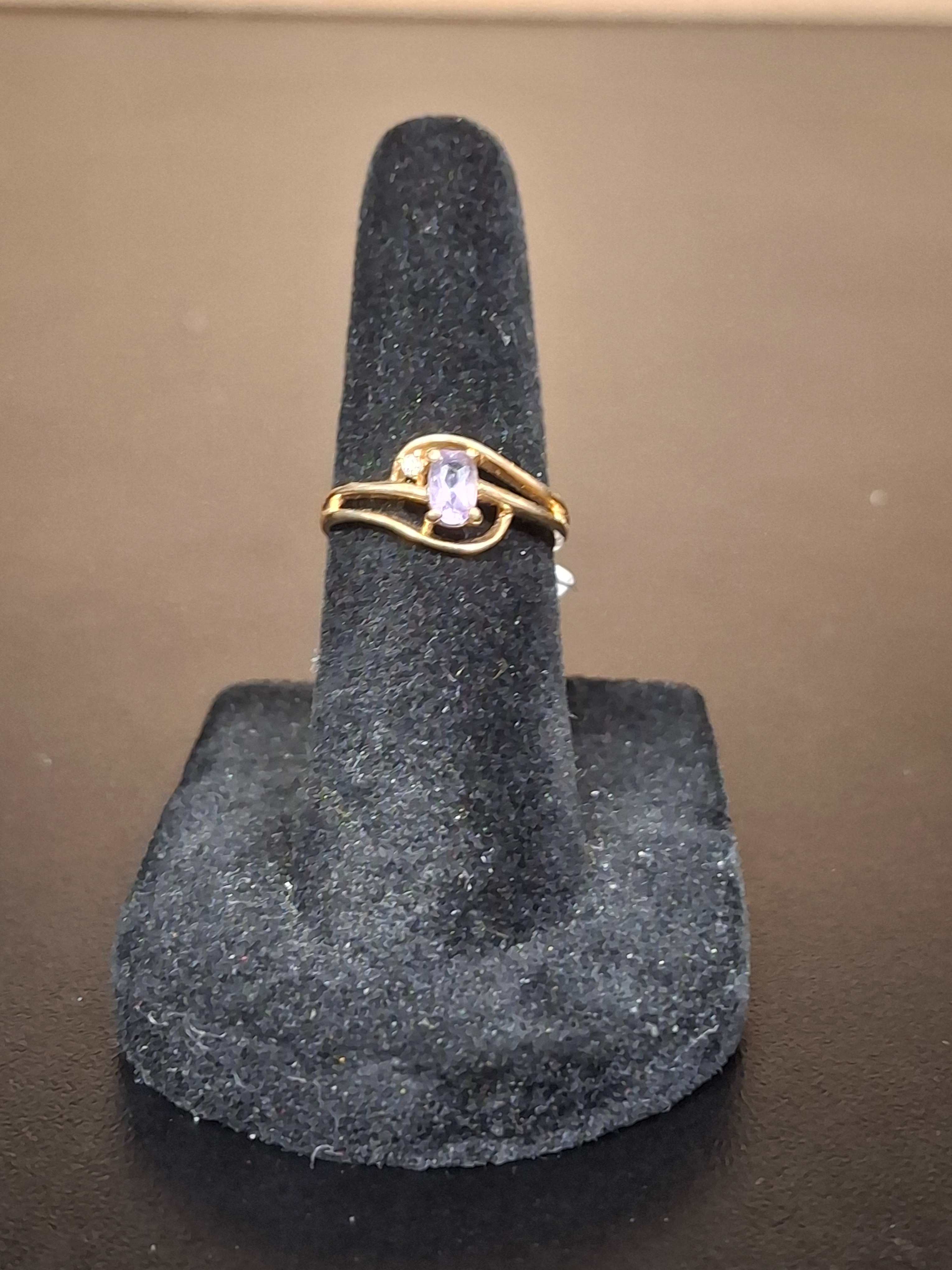 LADY'S STONE RING: 0.87DWT 10K-Y/G, 1-ROUND CUT PURPLE STONE 0.07CTW, LADIES PURPLE STONE RING
