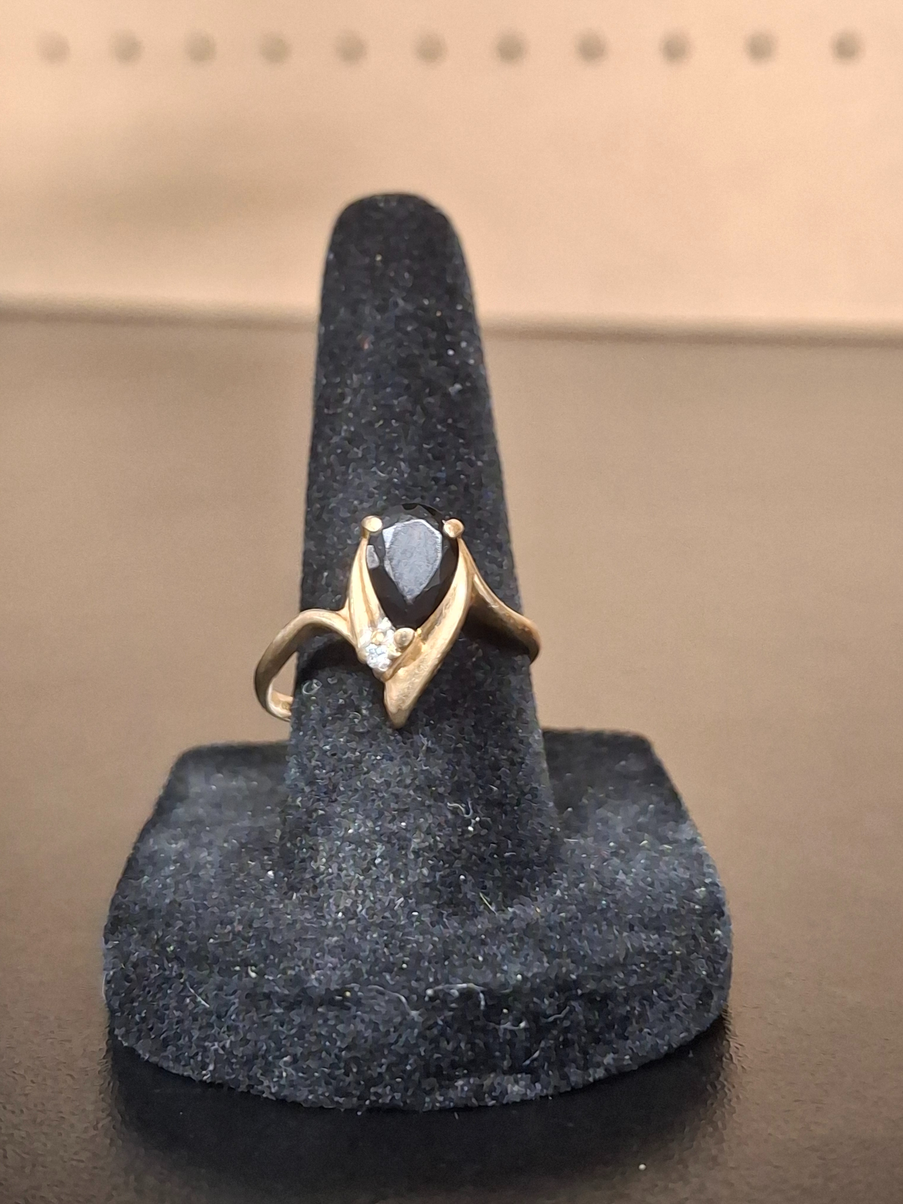 LADY'S STONE RING: 1.93DWT 14K-Y/G, 1-ROUND CUT ONYX 0.23CTW, TEARDROP BLACK ONYX IN GOLD BAND