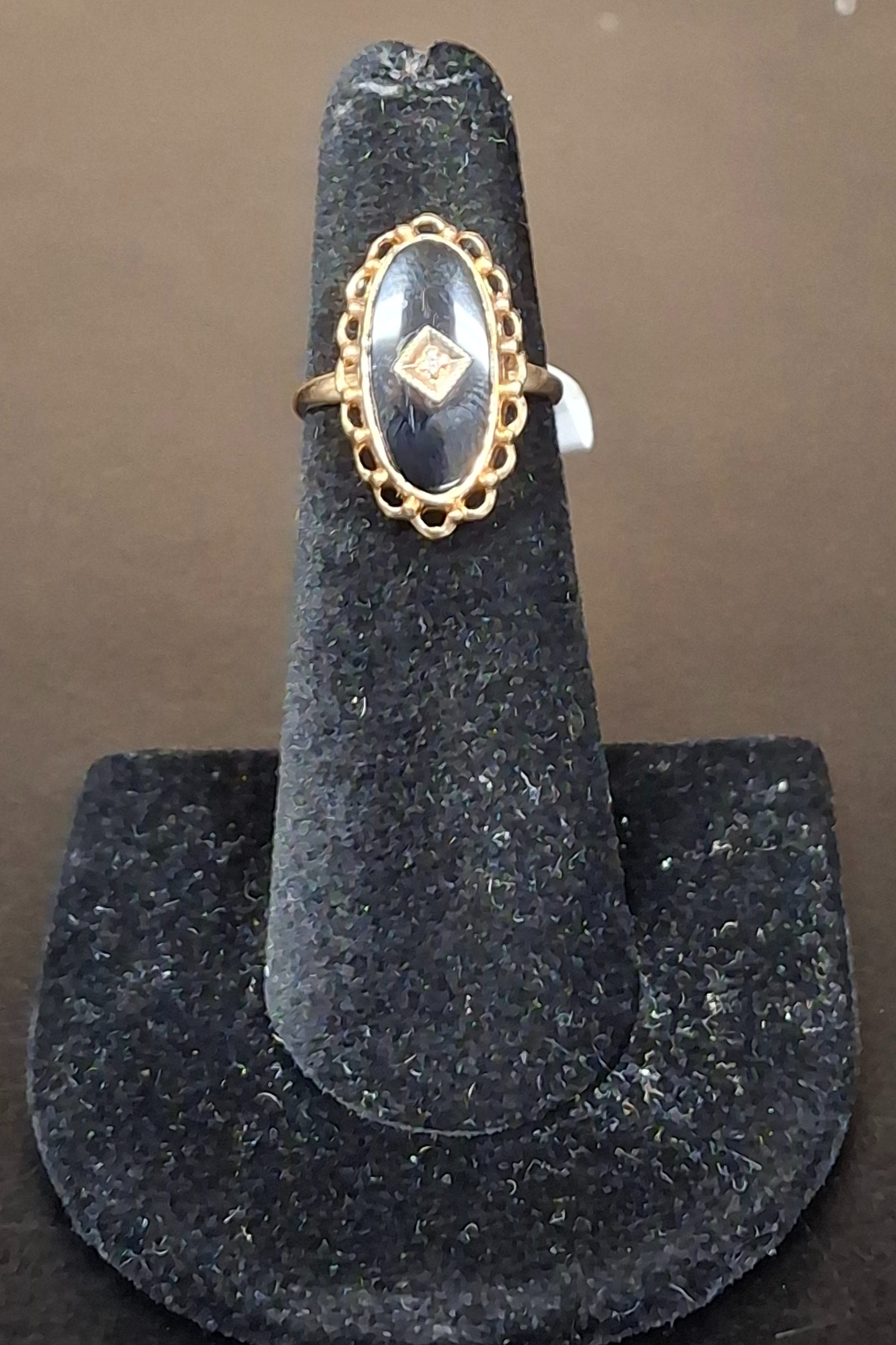 LADY'S STONE RING: 1.91DWT 10K-Y/G, 1-OVAL CUT ONYX 0.28CTW