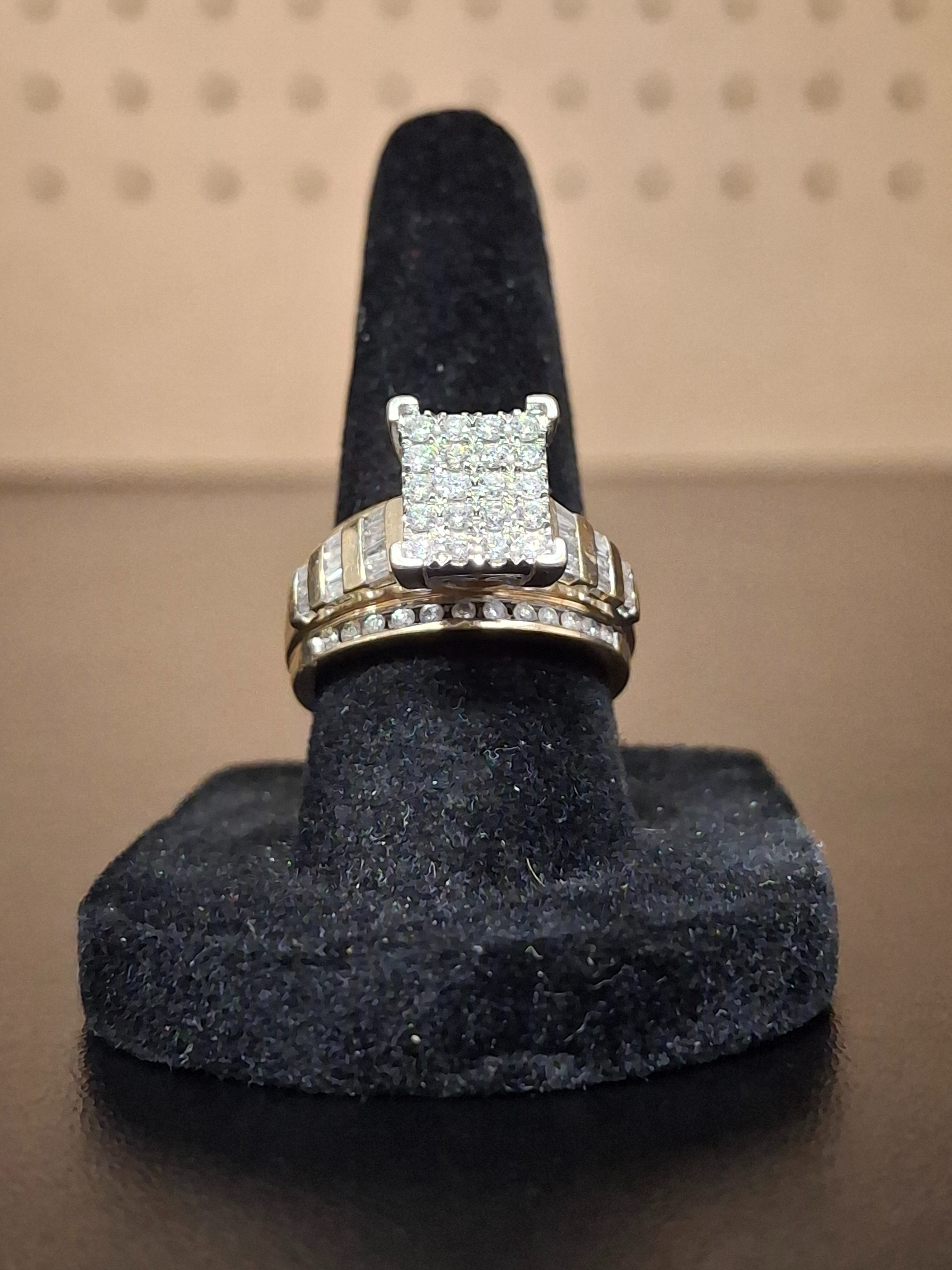 LADY'S DIAMOND CLUSTER RING: 3.86DWT 10K-Y/G, 66-ROUND BRILLIANT CUT DIAMOND 0.66CTW