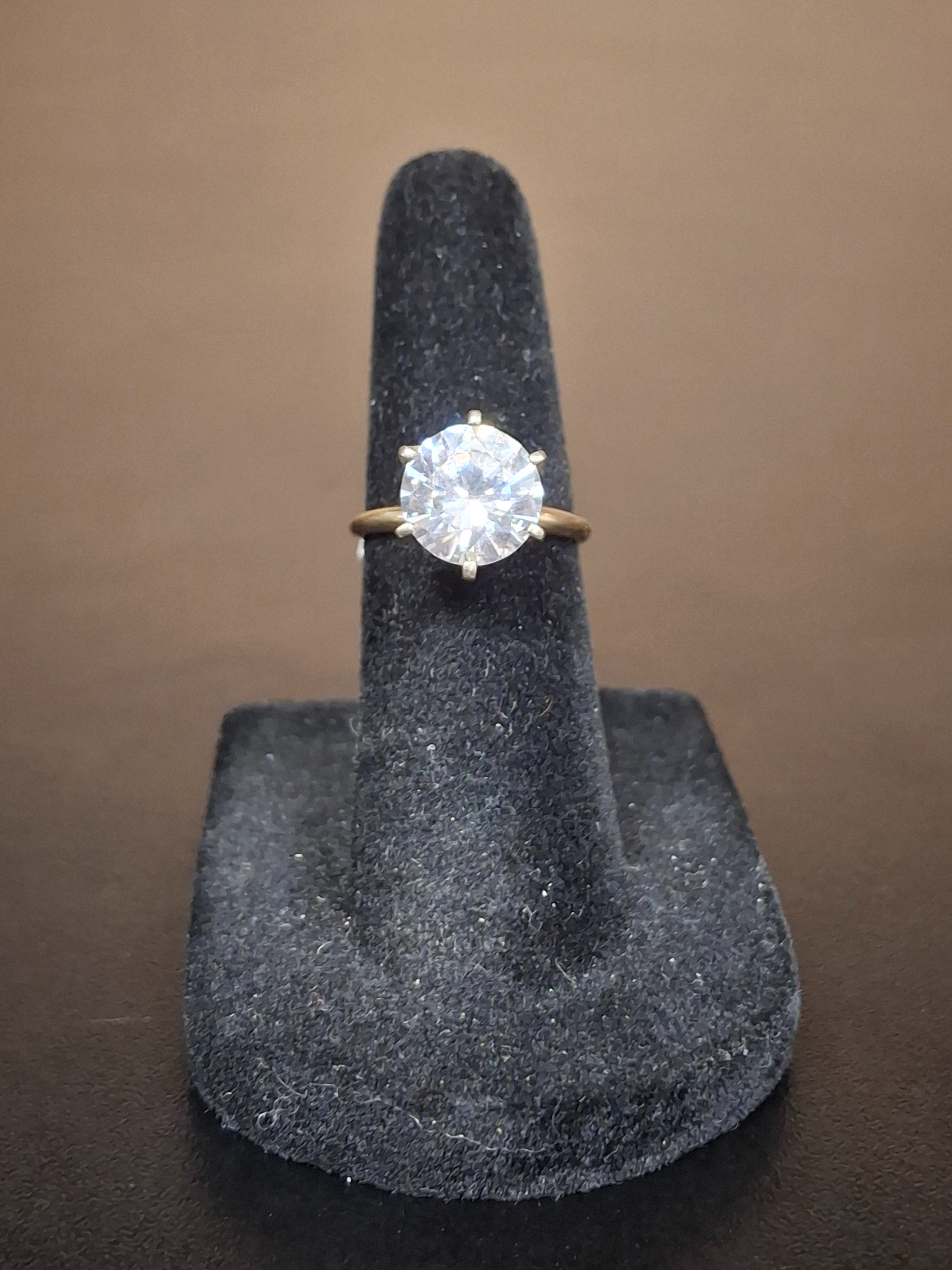 LADY'S STONE RING: 1.97DWT 14K-Y/G, 1-ROUND CUT ABALONE 4.94CTW, 1-ROUND CUT CUBIC ZIRCONIA 4.94CTW
