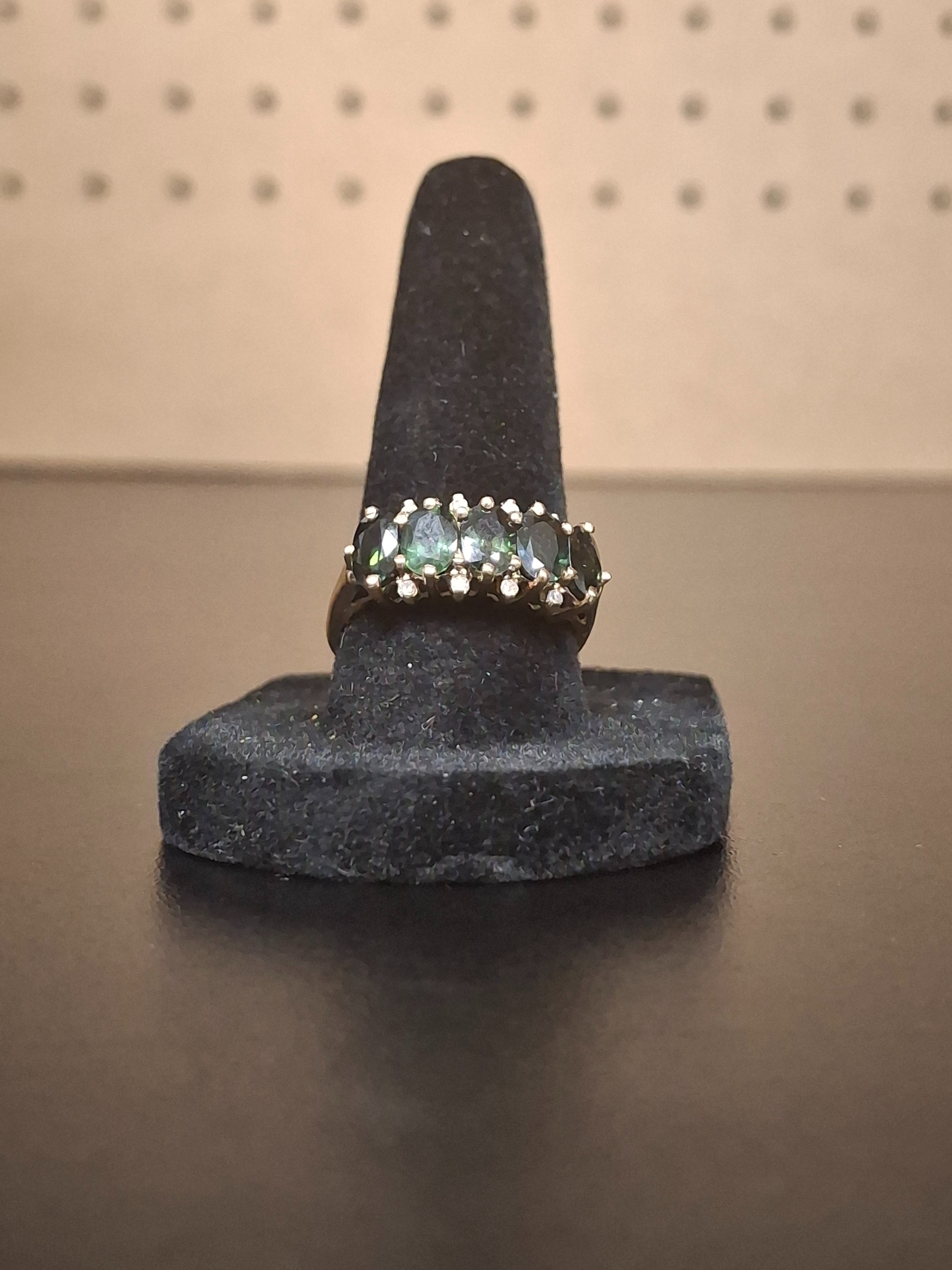 LADY'S STONE RING: 1.9DWT 14K-Y/G, 5-OVAL CUT GREEN STONE 1.65CTW, 5-ROUND CUT GREEN STONE 0.33CTW
