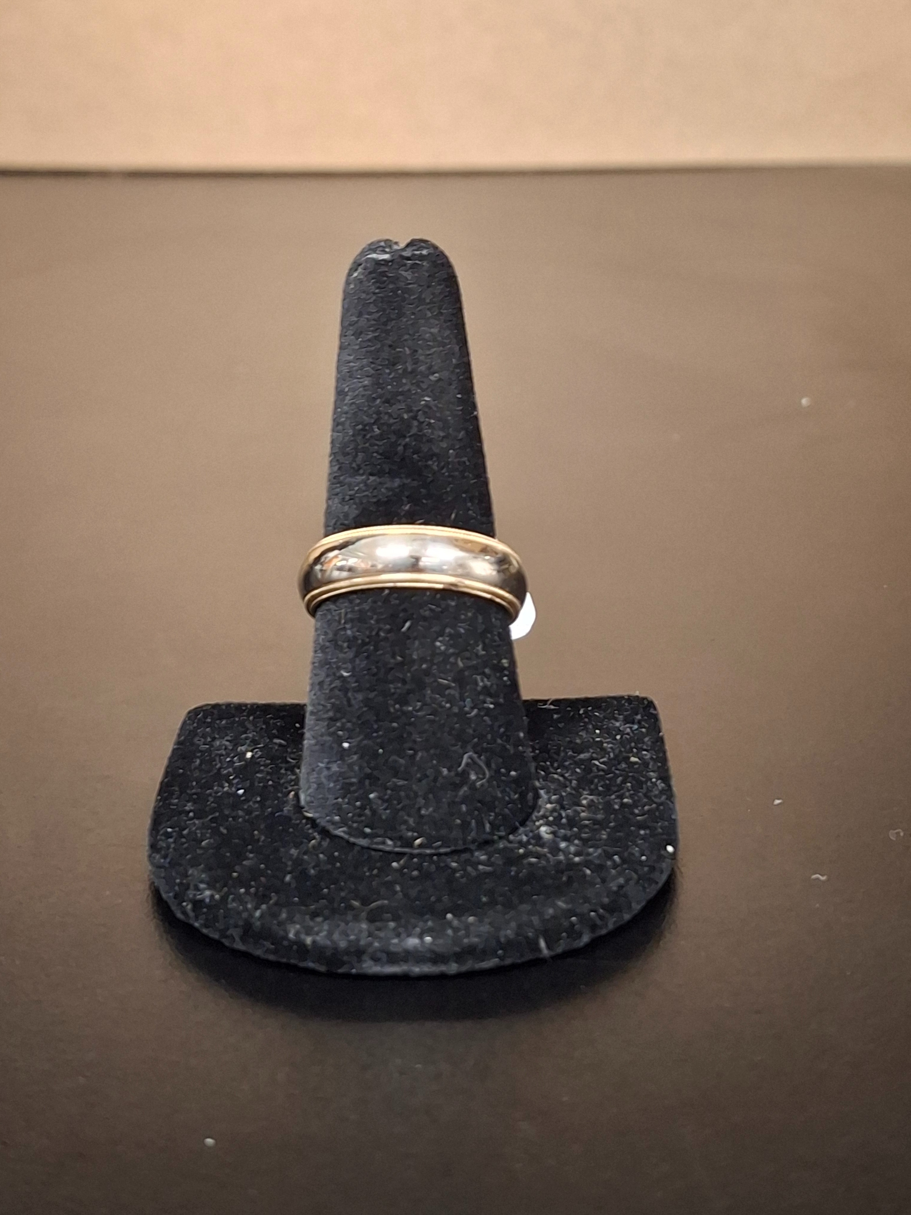 GENT'S GOLD RING: 6.27DWT 14K-Y/G, RIBBED WEDDING BAND