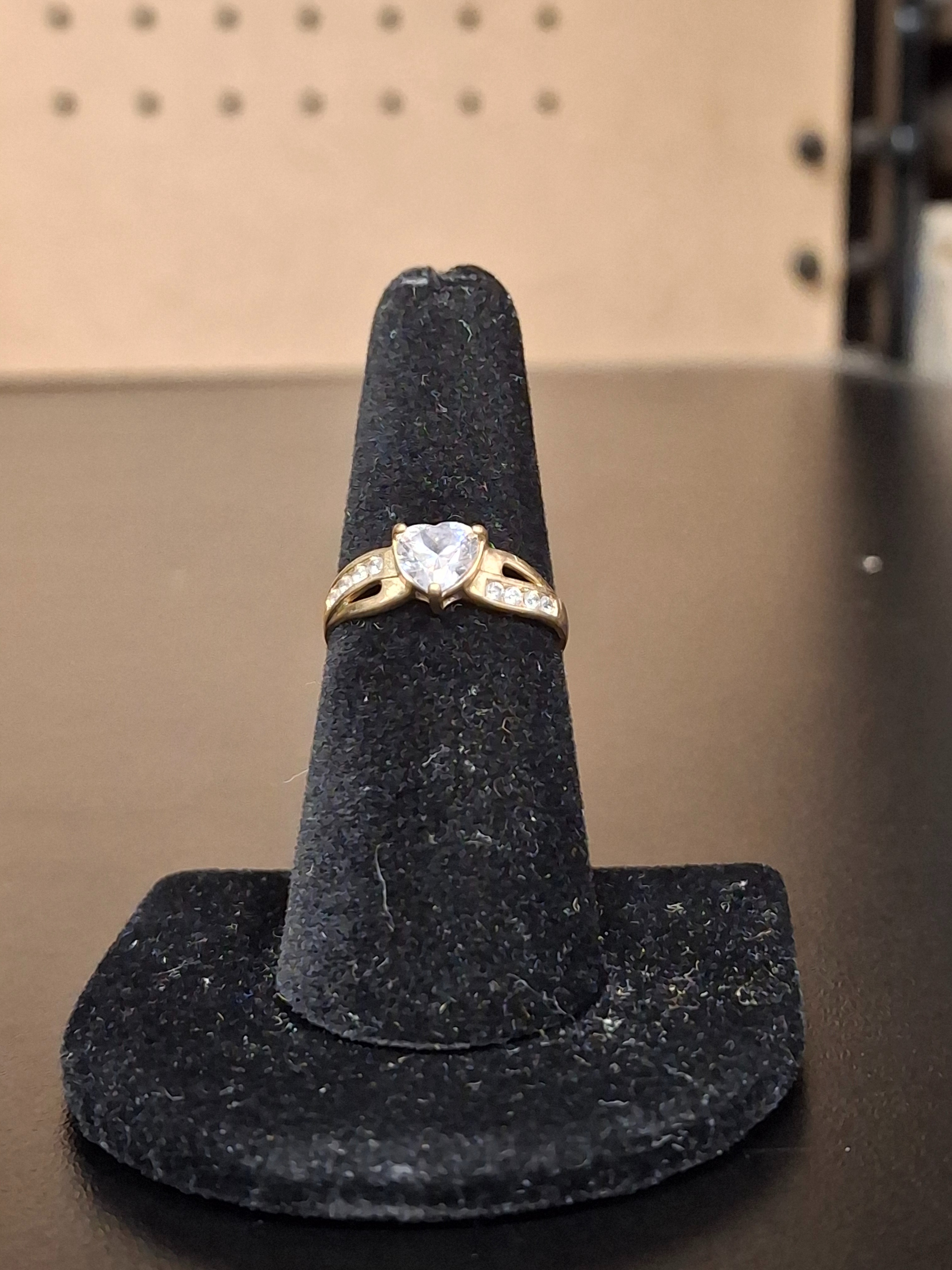 LADY'S STONE RING: 1.07DWT 10K-Y/G, 1-HEART CUT CUBIC ZIRCONIA 0.41CTW SIZE:7, CZ HEART RING