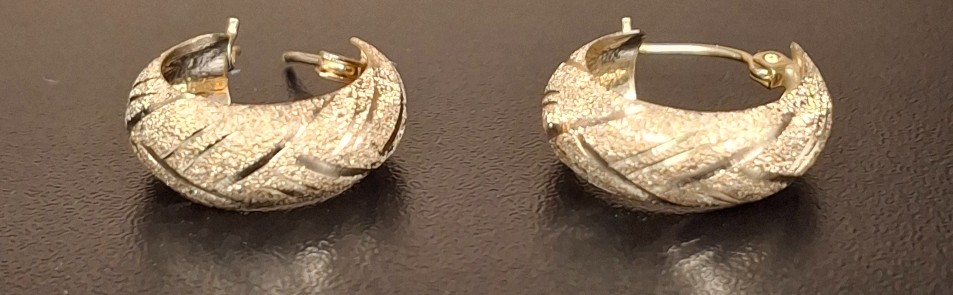 GOLD EARRINGS: 0.97DWT 10K-Y/G, HOOPS
