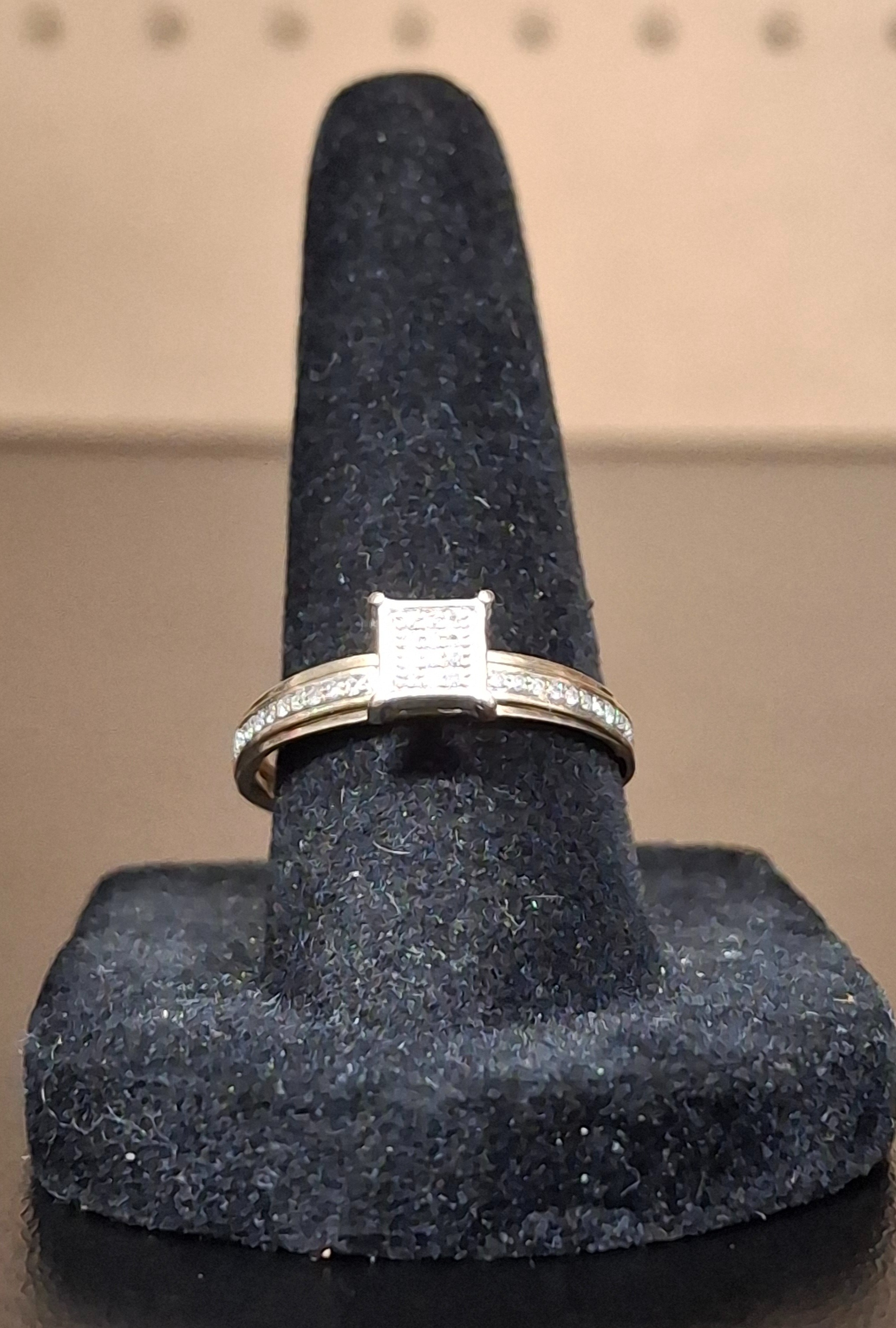 LADY'S DIAMOND CLUSTER RING: 0.89DWT 10K-Y/G, 1-ROUND BRILLIANT CUT DIAMOND 0.05CTW, 12-ROUND BRILLIANT CUT DIAMOND 0.012CTW, LADY'S SQUARE TOP RING W/ CHIPS