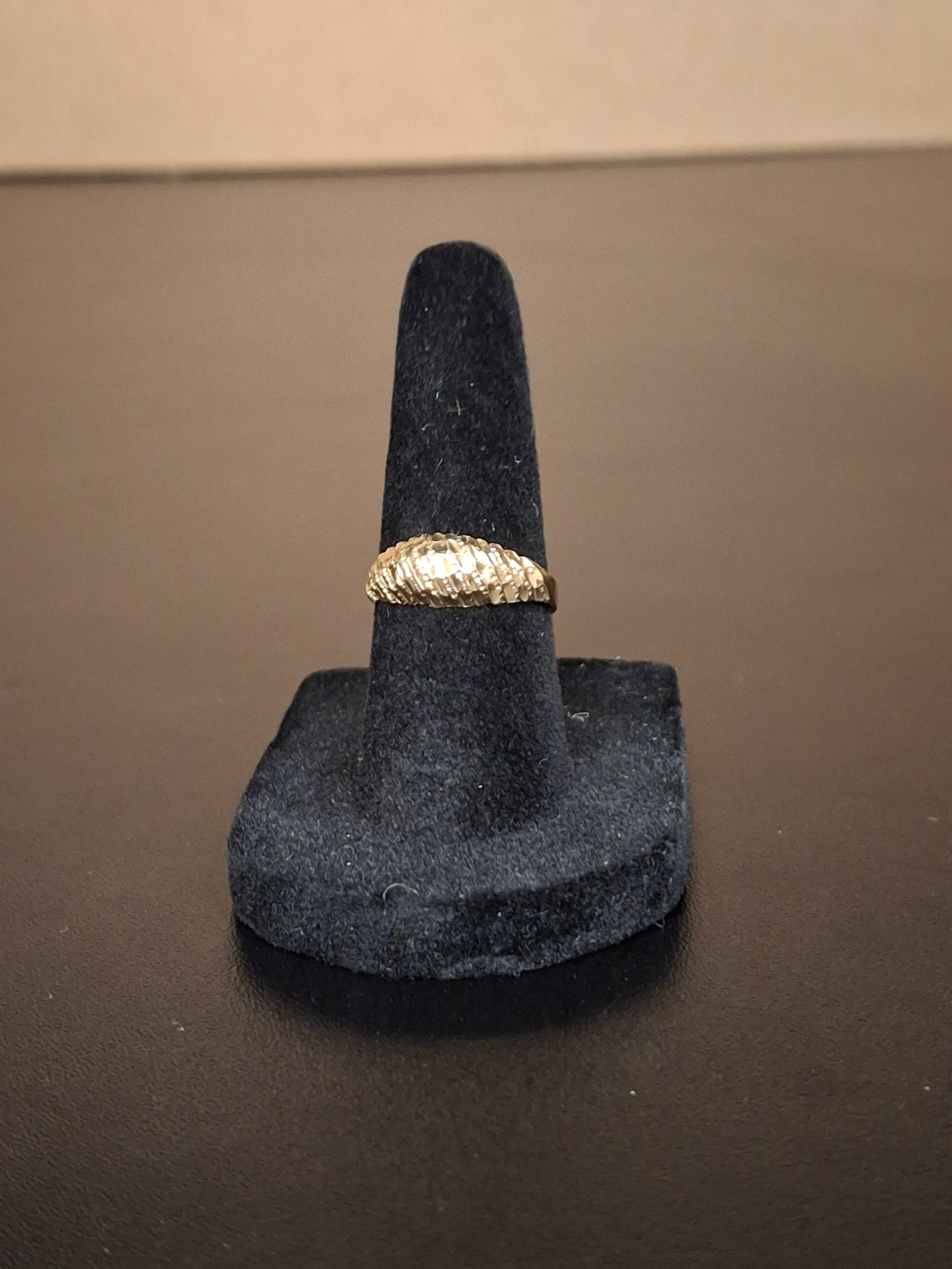 LADY'S GOLD RING: 1.04DWT 10K-Y/G, NUGGET RING