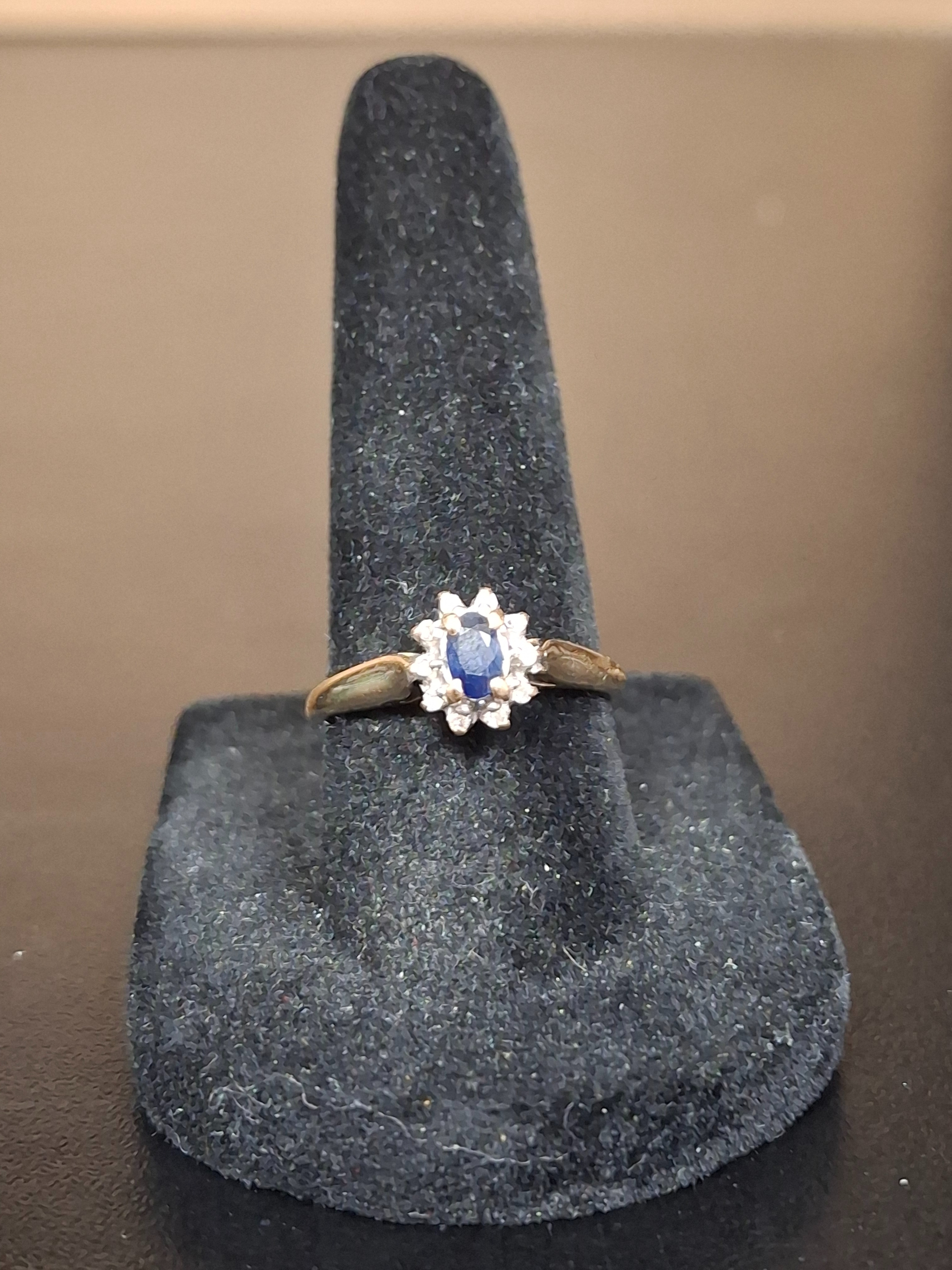 LADY'S STONE RING: 1.2DWT 10K-Y/G, 1-ROUND CUT SAPPHIRE 0.41CTW SIZE:7, LADY'S SAPPHIRE W/ DIA CHIPS