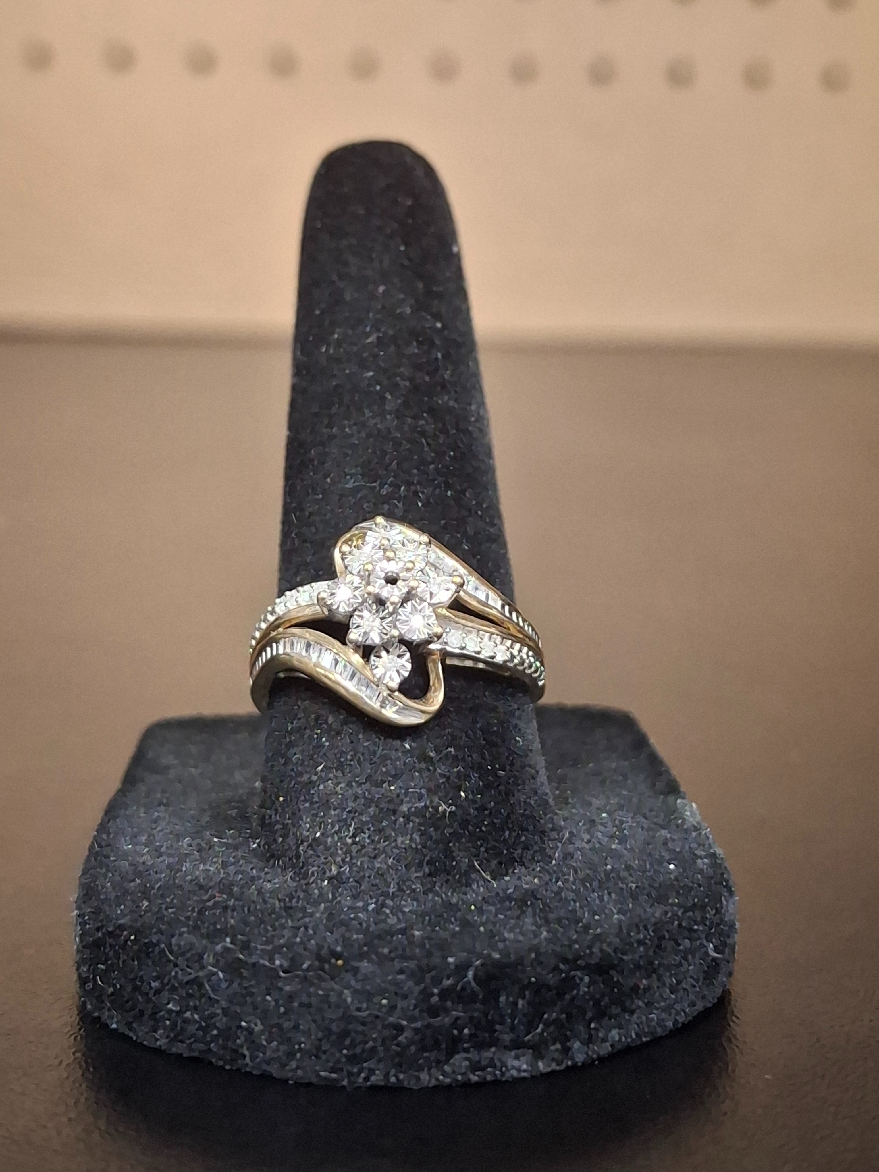LADY'S DIAMOND CLUSTER RING: MODEL NA: 1.85DWT 10K-Y/G, 1-ROUND BRILLIANT CUT DIAMOND 0.01CTW SIZE:7, LADY'S DIA CLUSER RING
