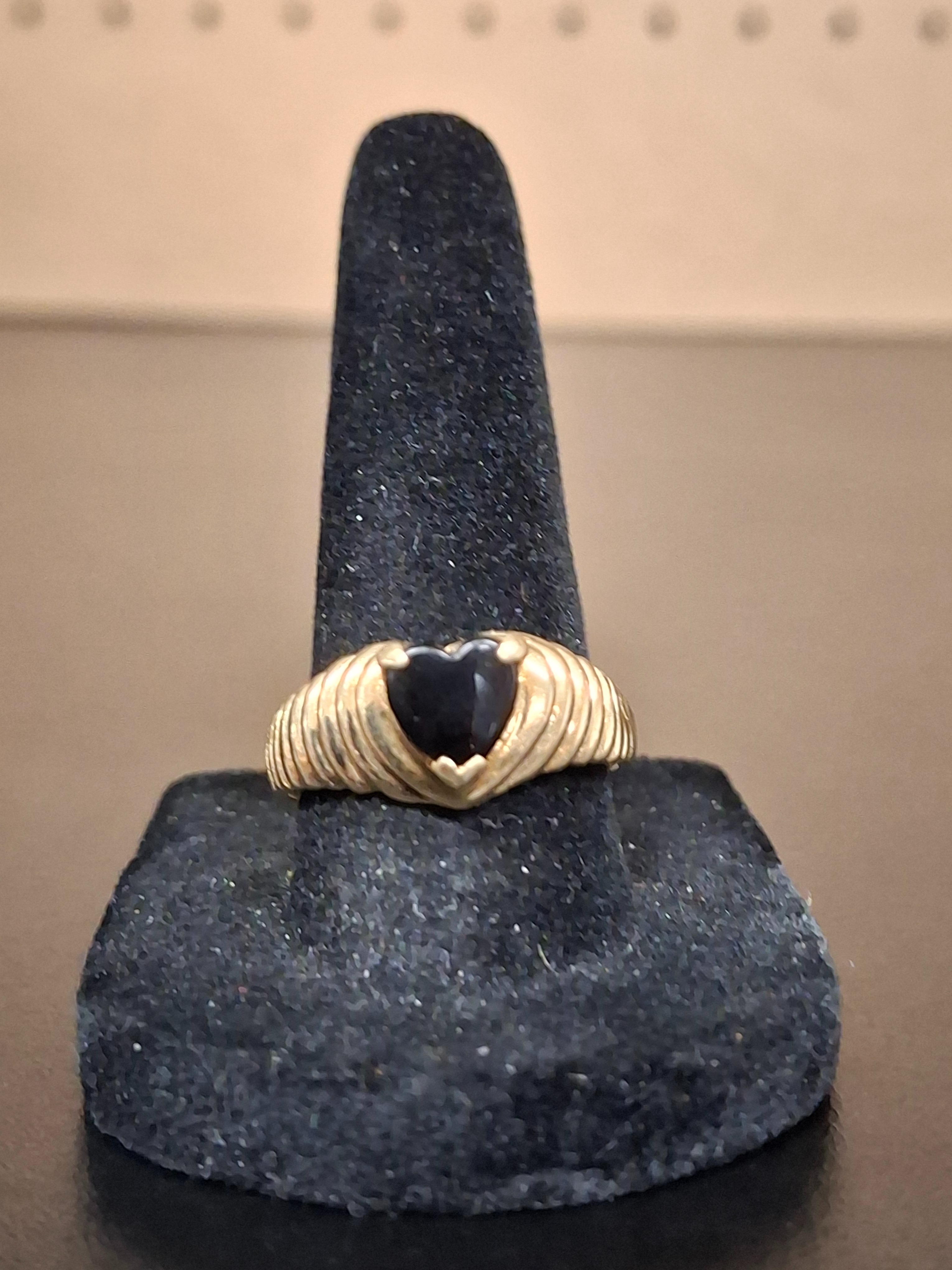 HEART ONYX RING: NA MODEL NA: 3.05DWT 14K-Y/G