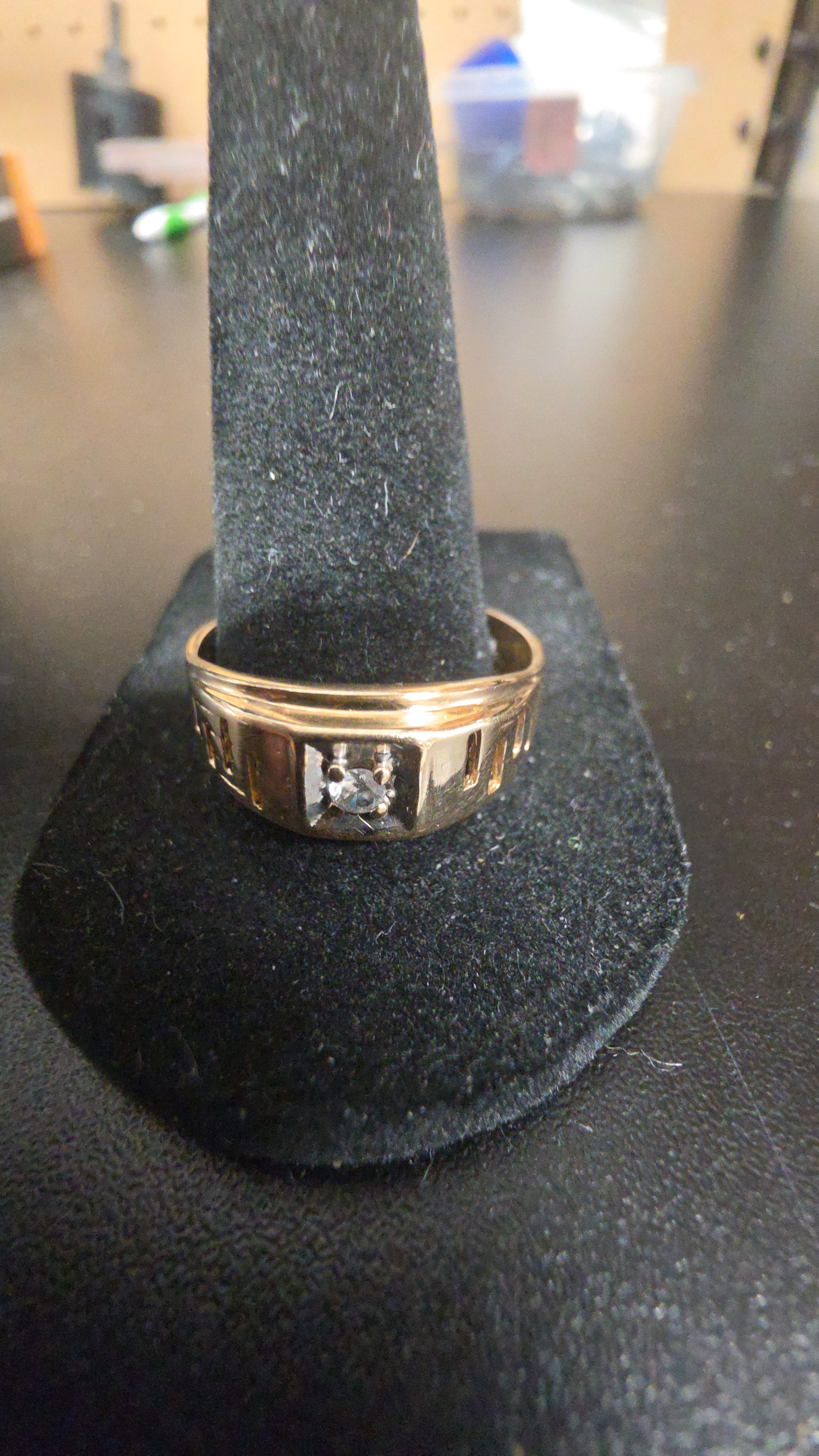 14kt mens gold band with single diamond