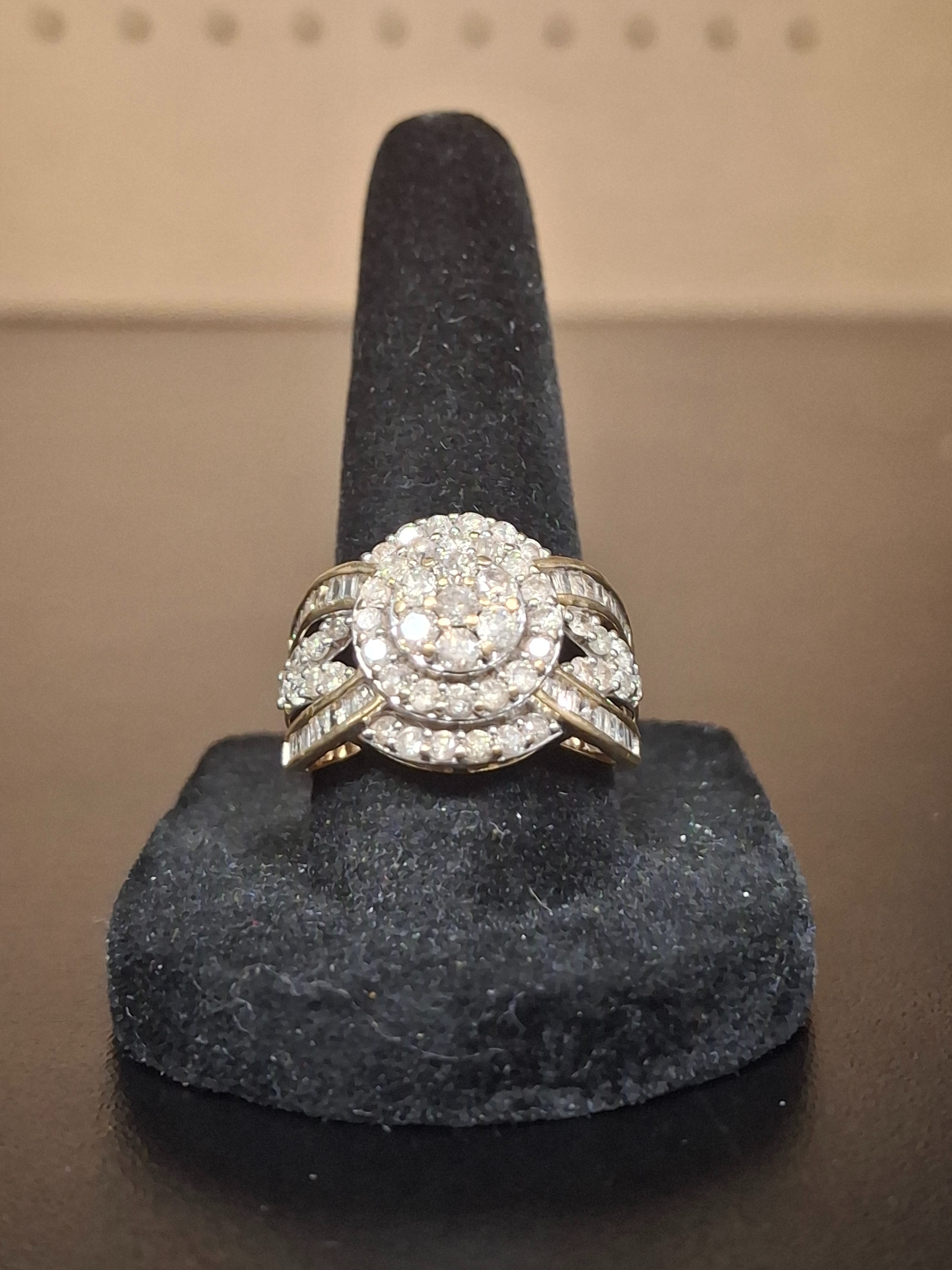 LADY'S GOLD RING: NA MODEL NA: 3.96DWT 10K-Y/G