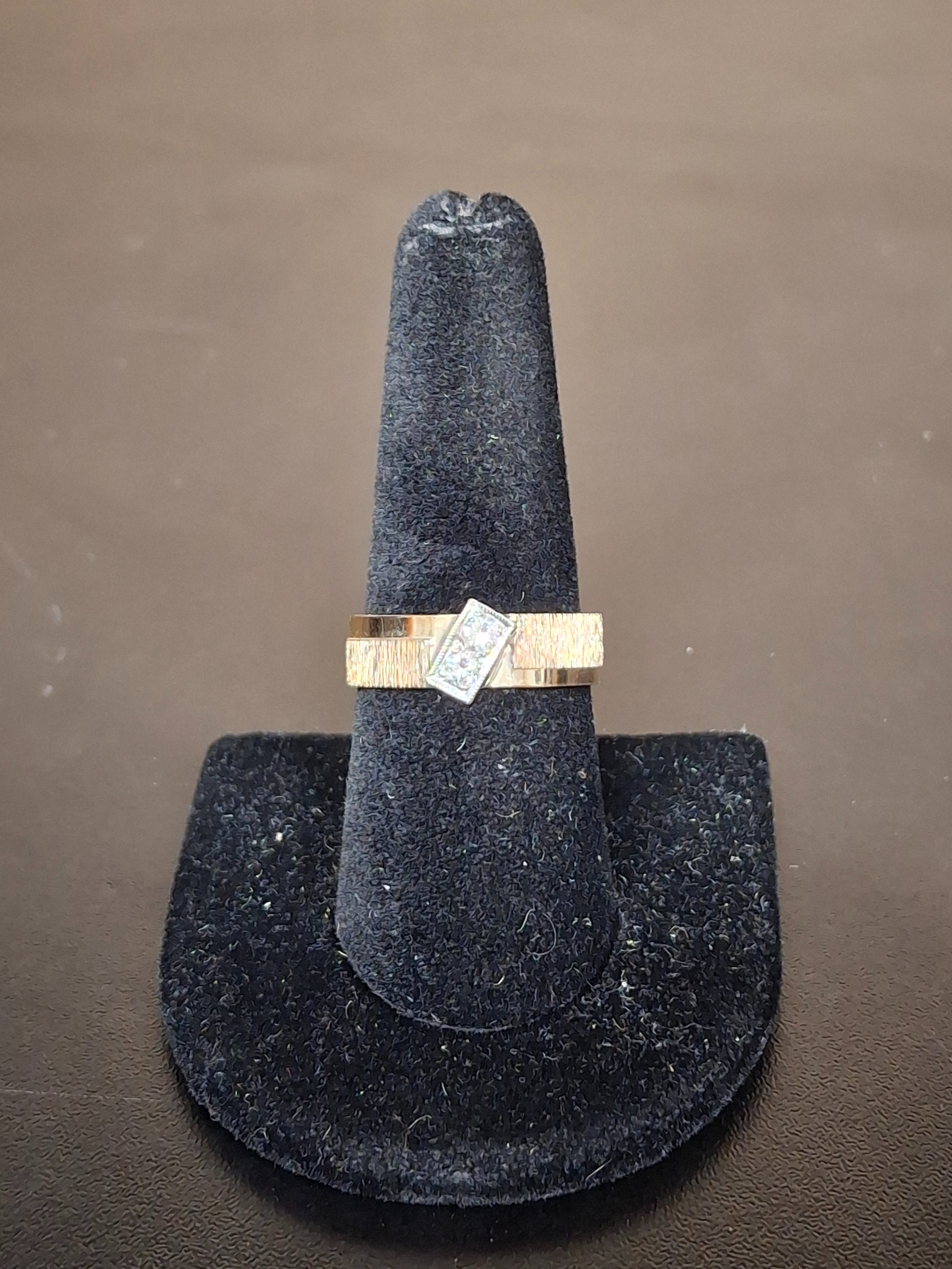 LADY'S GOLD RING: NA MODEL NA: 3.94DWT 10K-W/G
