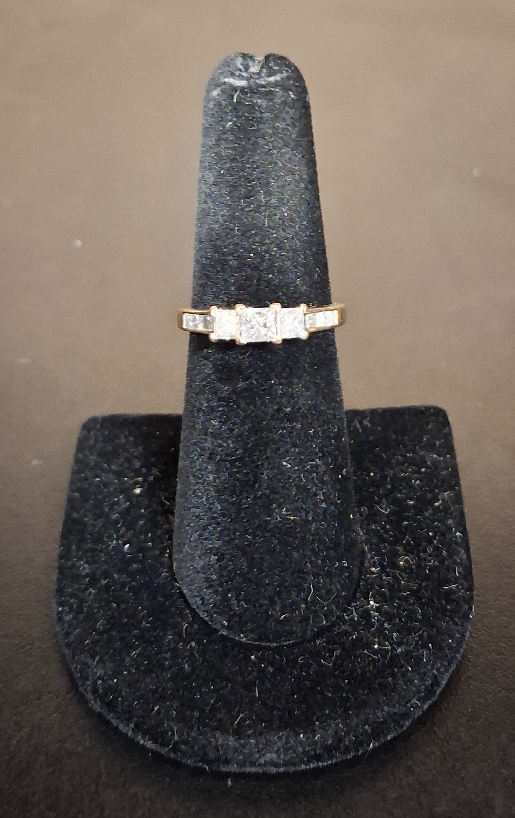 LADY'S GOLD RING: NA MODEL NA: 1.45DWT 10K-Y/G