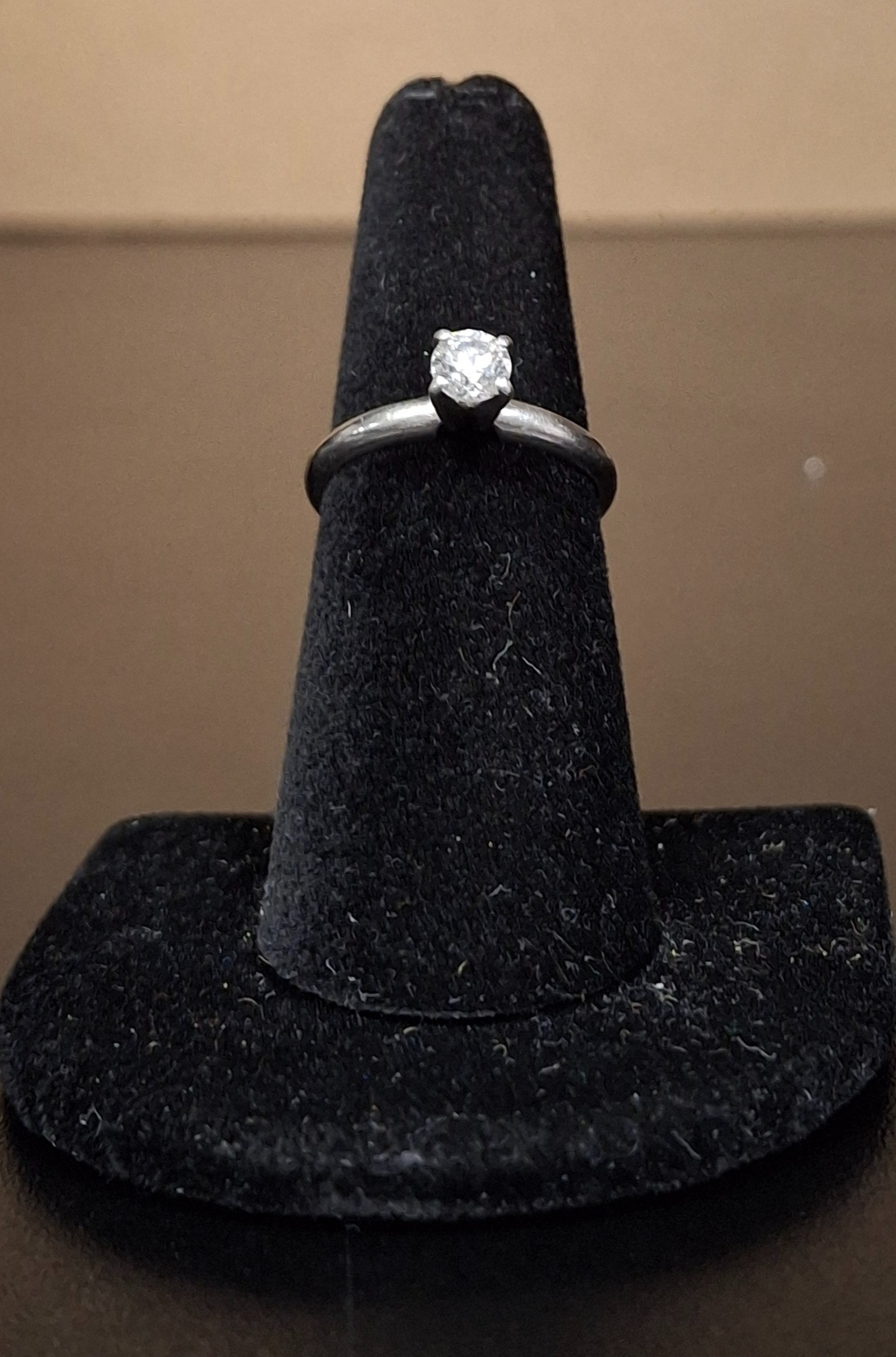 LADY'S PLATINUM RING: NA MODEL NA: 2.4DWT PLAT-999