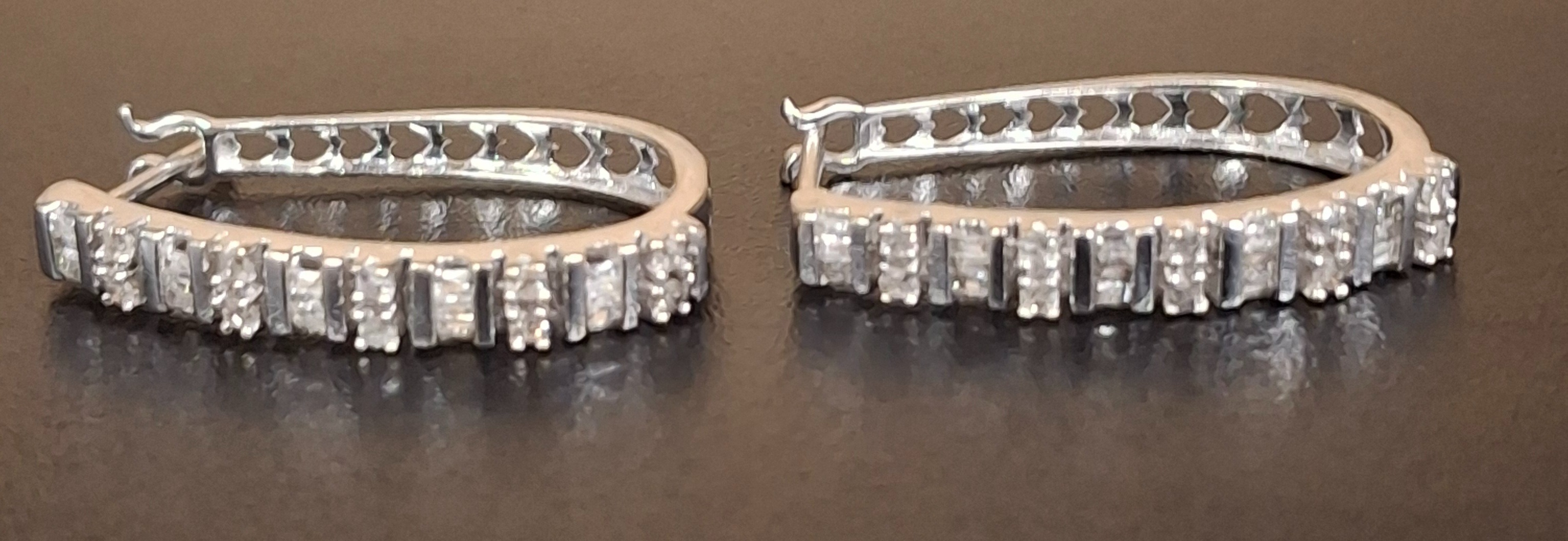 WG HOOP EARRINGS.: 3.11DWT 10K-Y/G