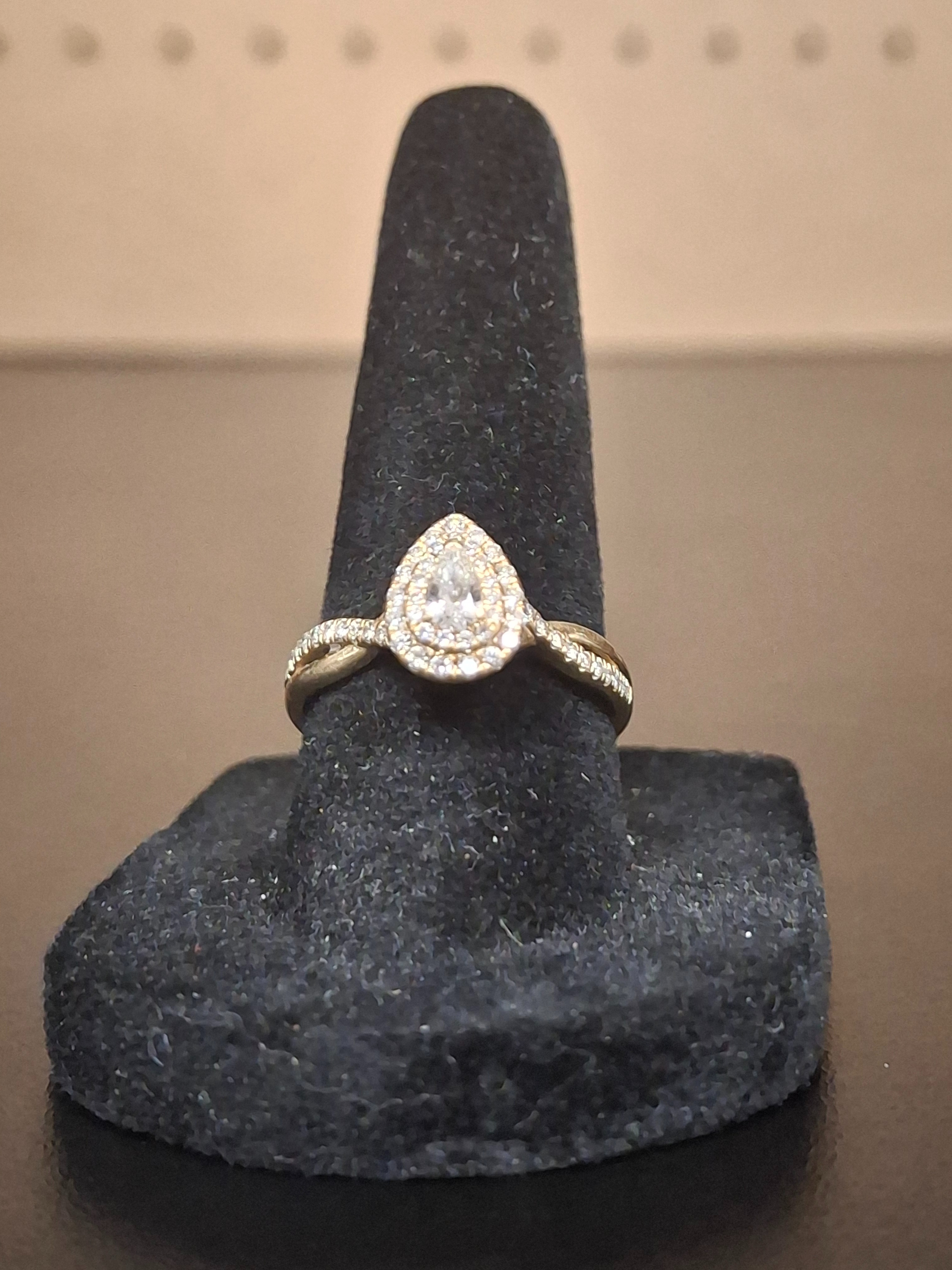 LADY'S GOLD RING: NA MODEL NA: 2.05DWT 10K-Y/G