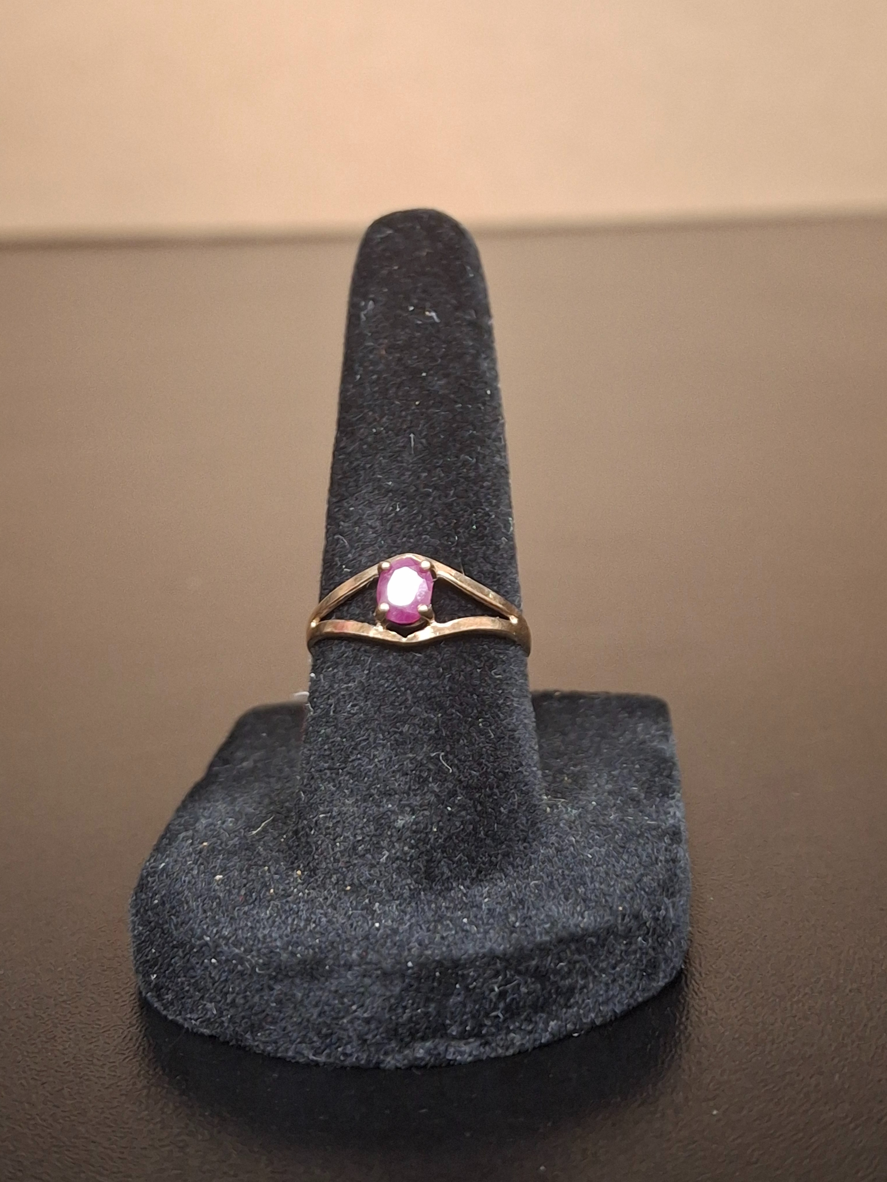LADY'S STONE RING: 0.73DWT 10K-Y/G, 1-EMERALD CUT PINK SAPPHIRE 0.56CTW