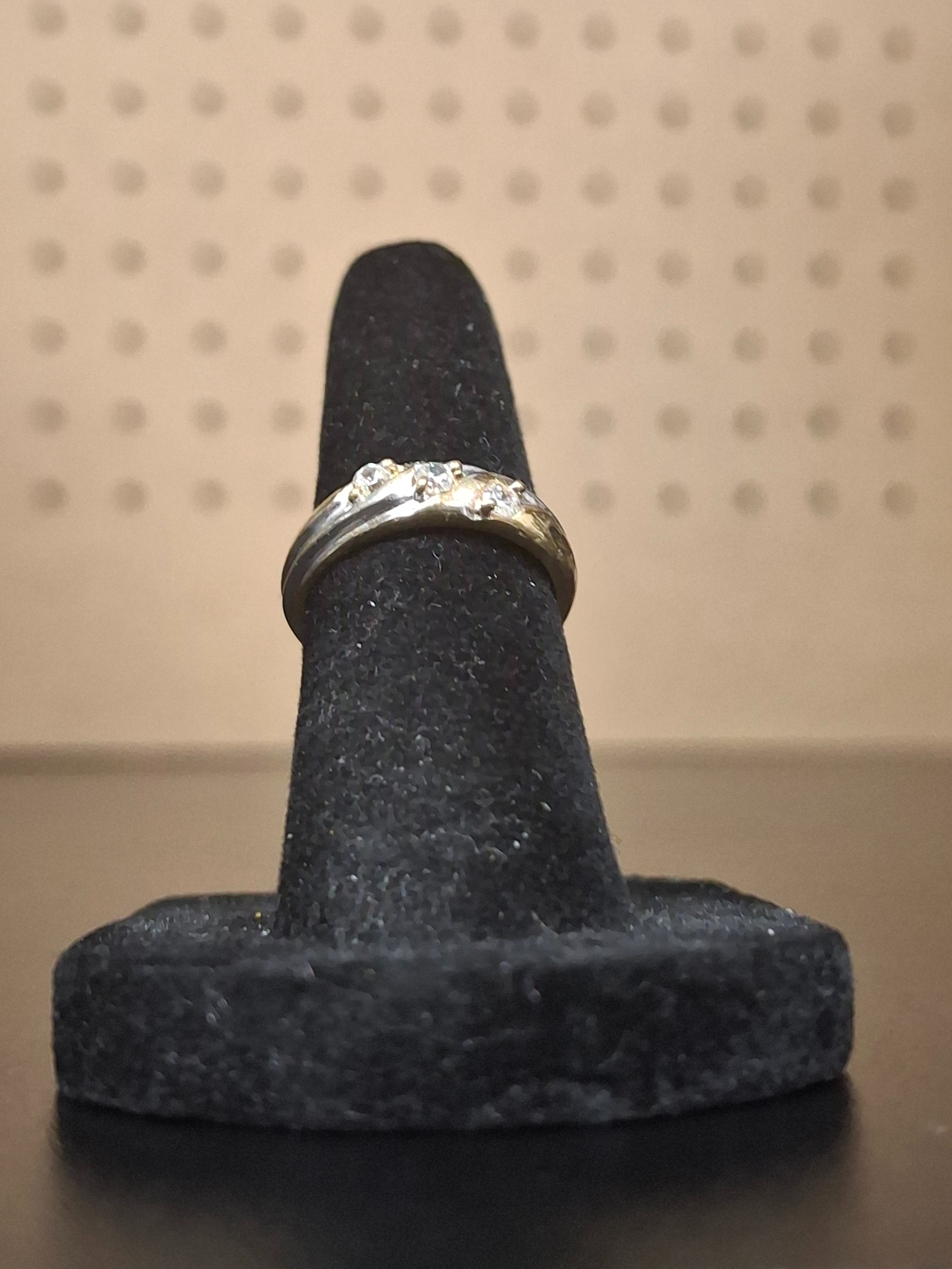 LADY'S GOLD RING: NA MODEL NA: 1.89DWT 14K-Y/G