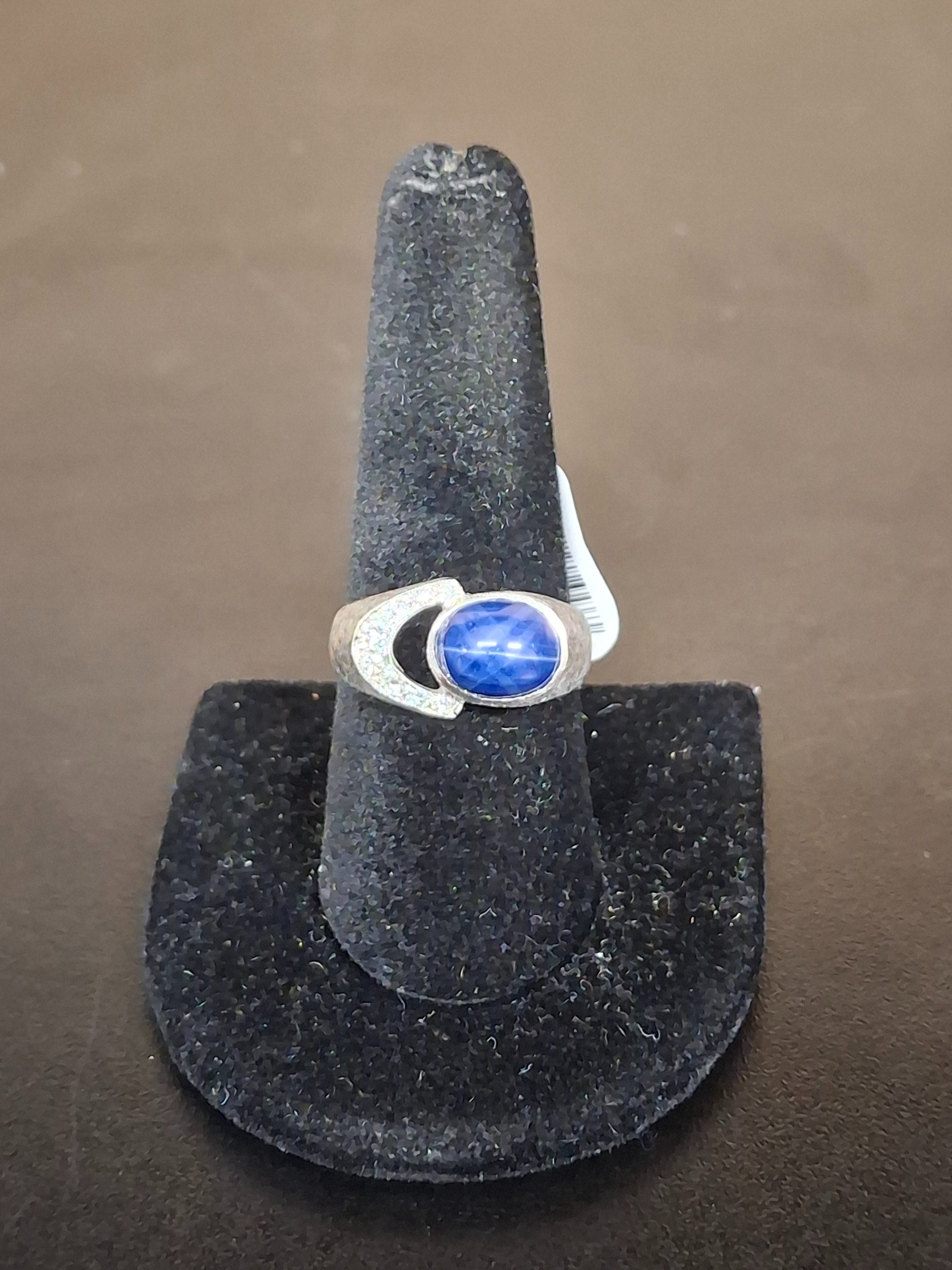 LADY'S GOLD RING: NA MODEL NA: 3.73DWT 10K-W/G