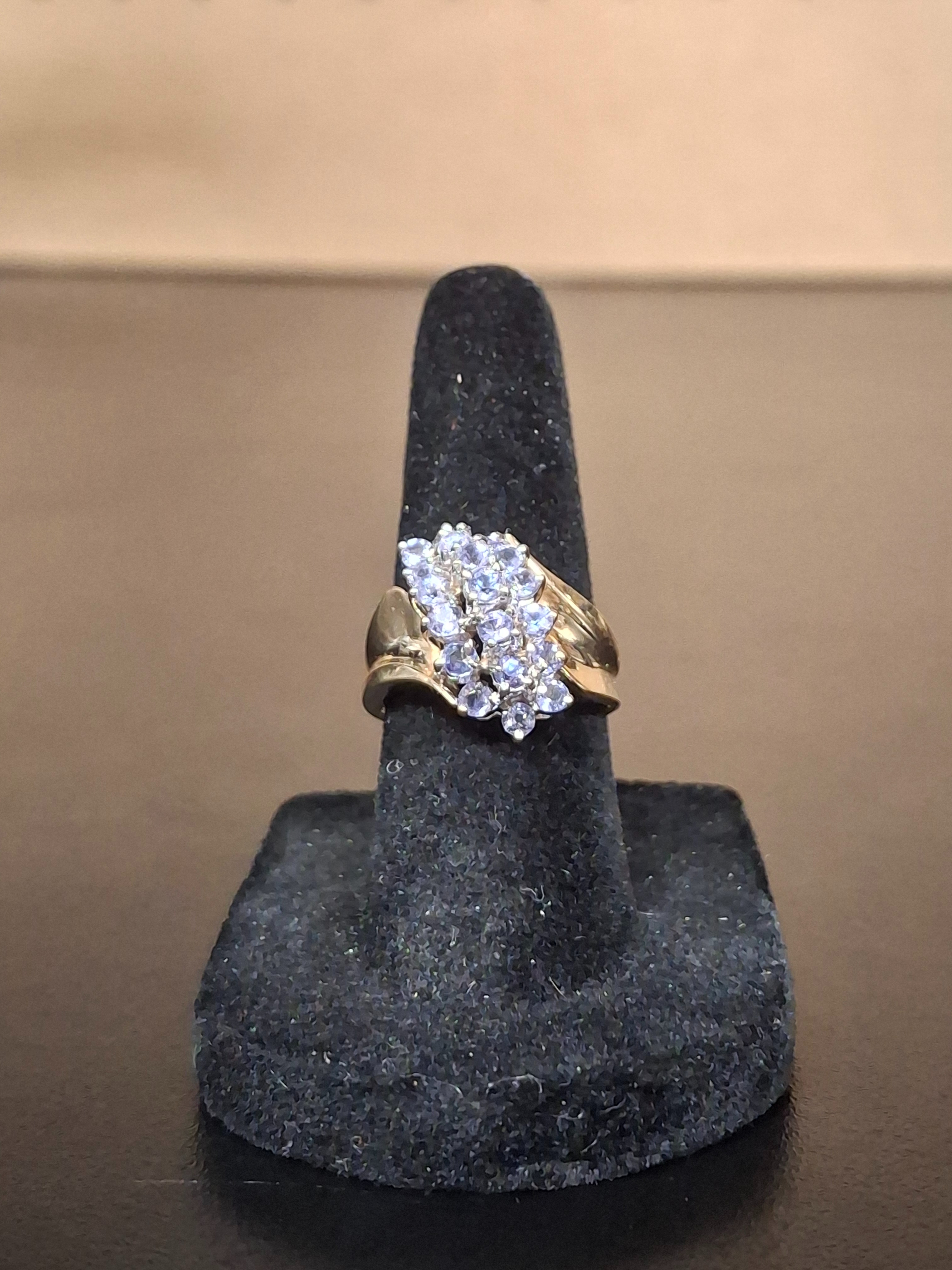 LADY'S GOLD RING: NA MODEL NA: 2.85DWT 10K-Y/G
