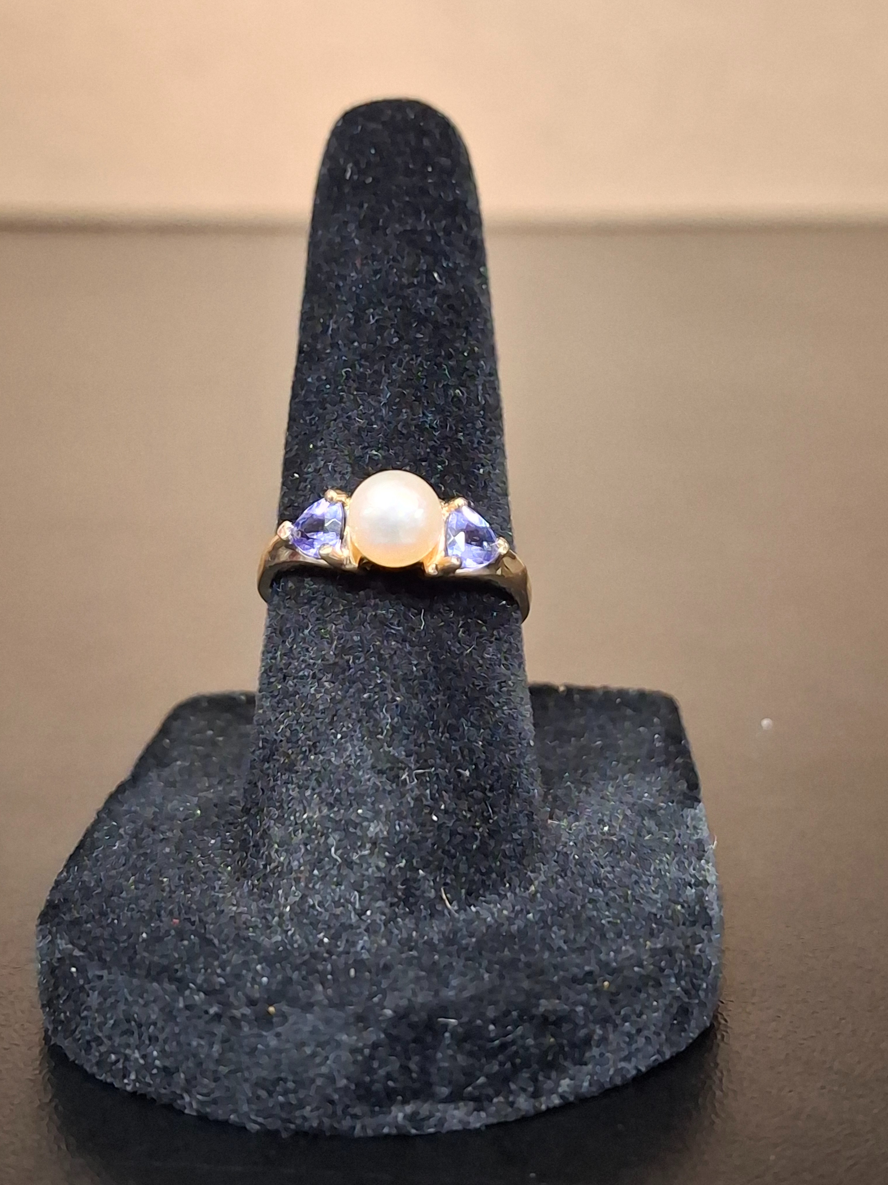 LADY'S GOLD RING: NA MODEL NA: 1.3DWT 10K-Y/G