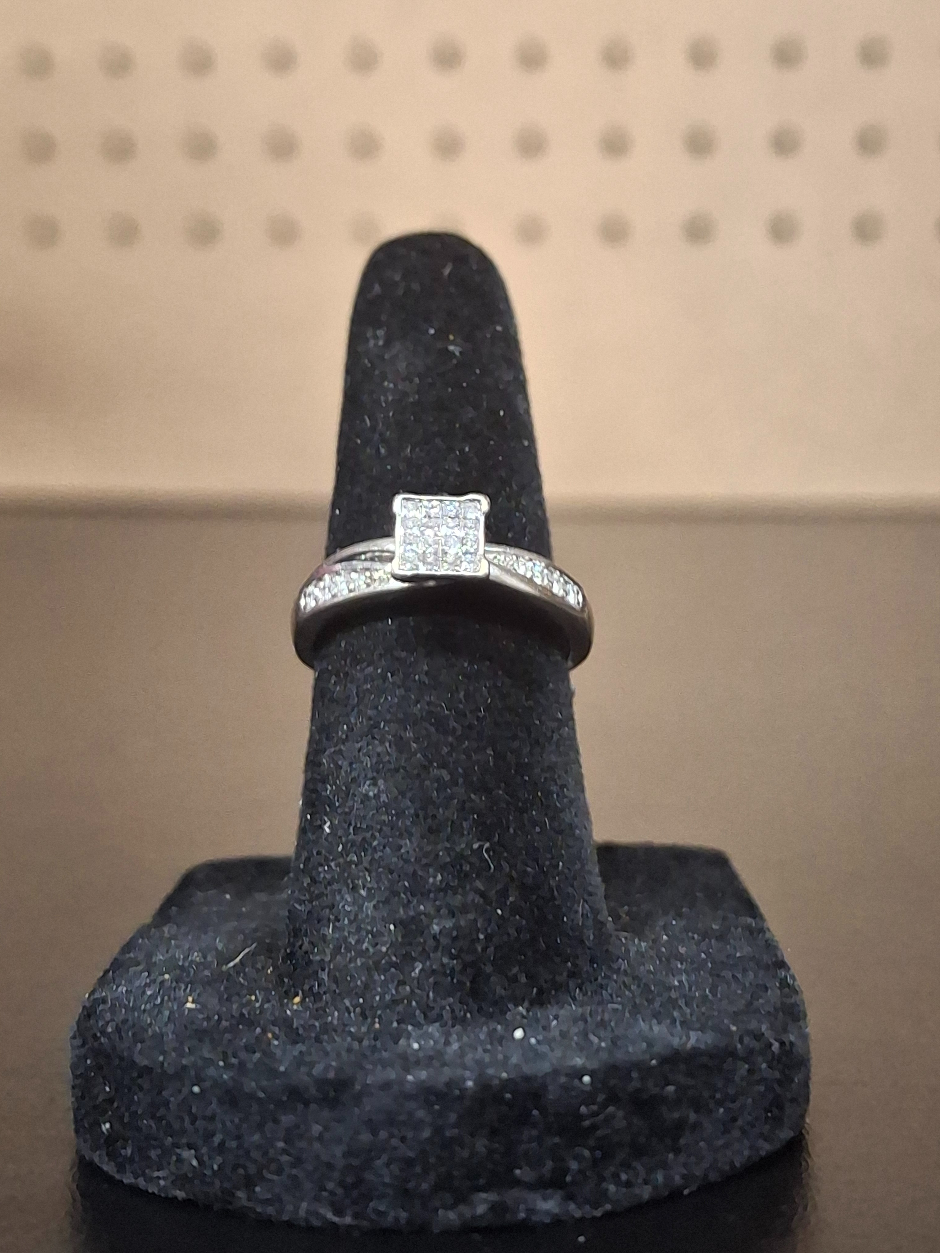 LADY'S GOLD RING: MODEL NA: 1.59DWT 10K-Y/G