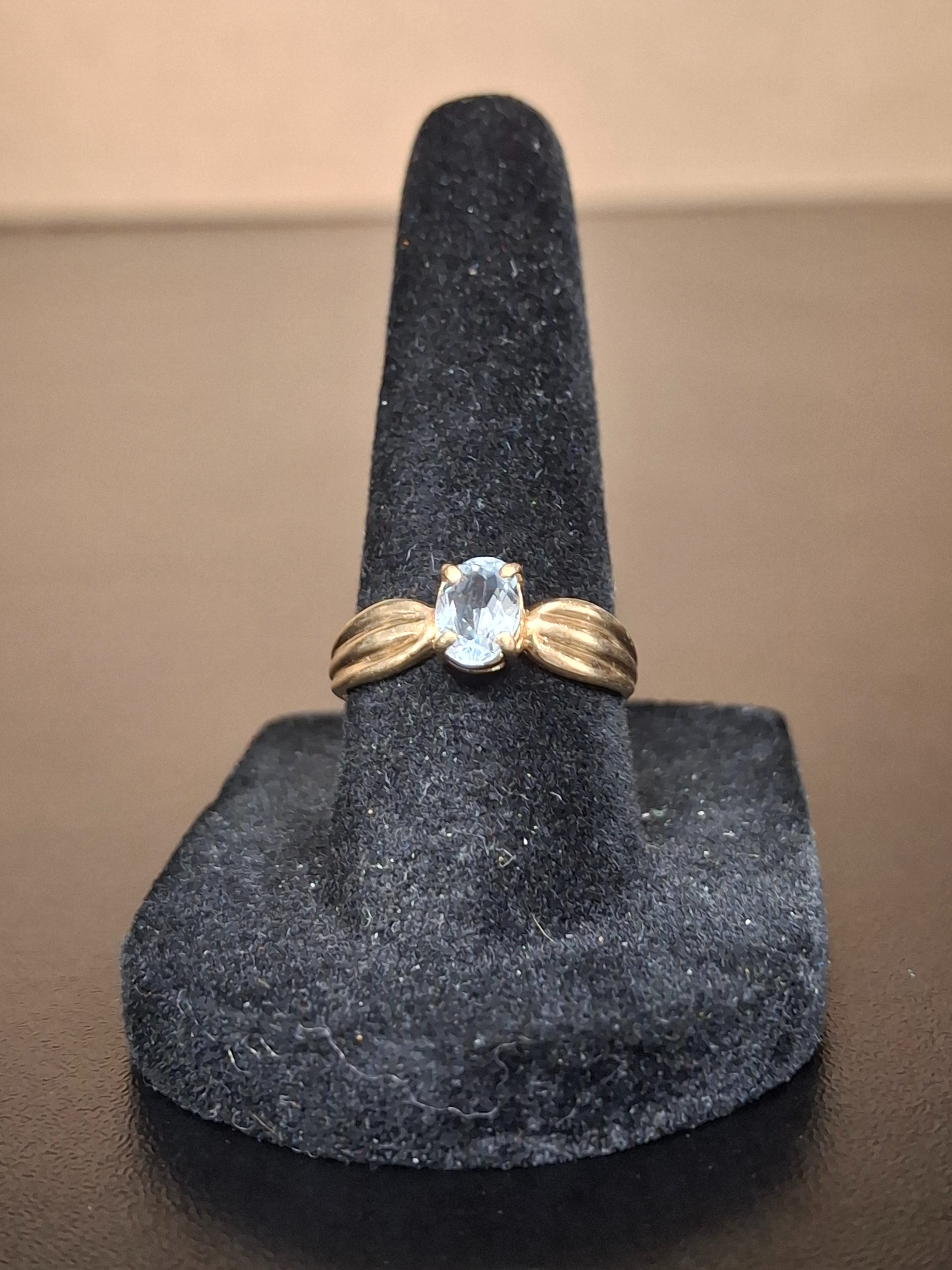 LADY'S GOLD RING: NA MODEL NA: 0.98DWT 10K-Y/G
