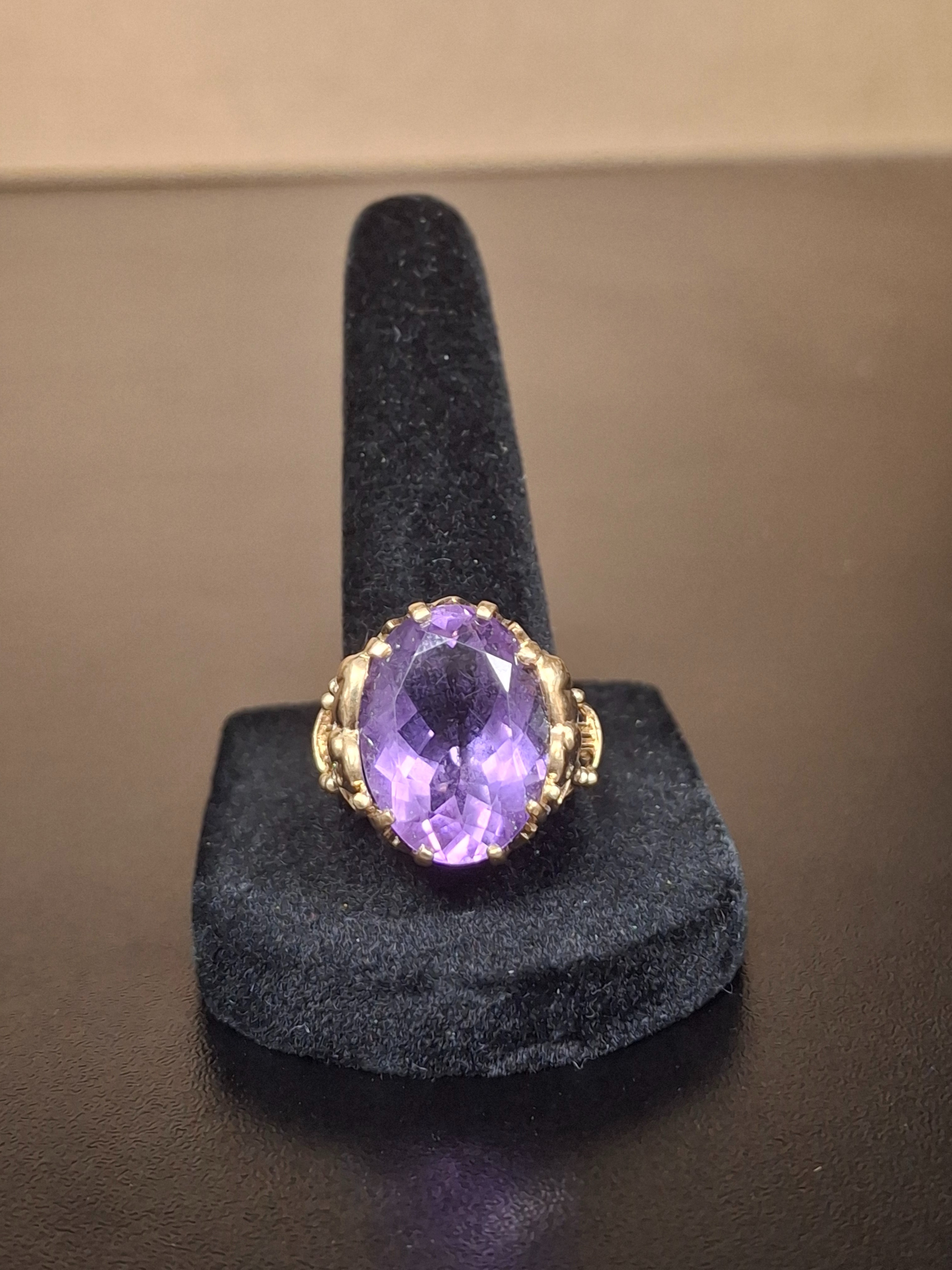 LADY'S GOLD RING: NA MODEL NA: 4.48DWT 10K-Y/G