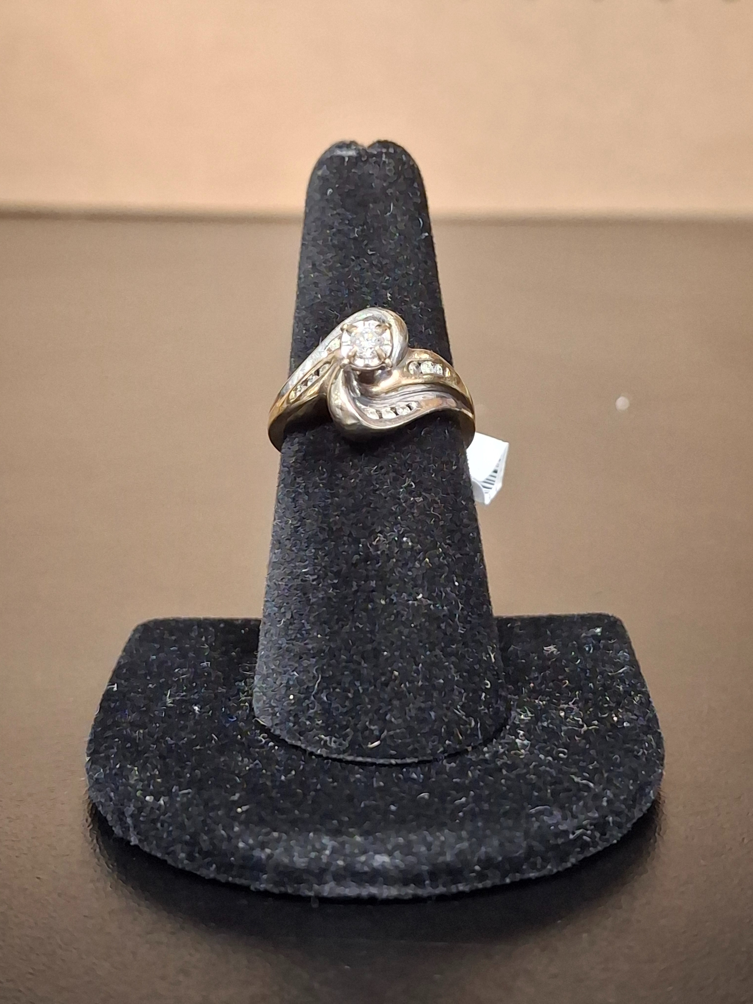 LADY'S GOLD RING: NA MODEL NA: 2.77DWT 10K-Y/G