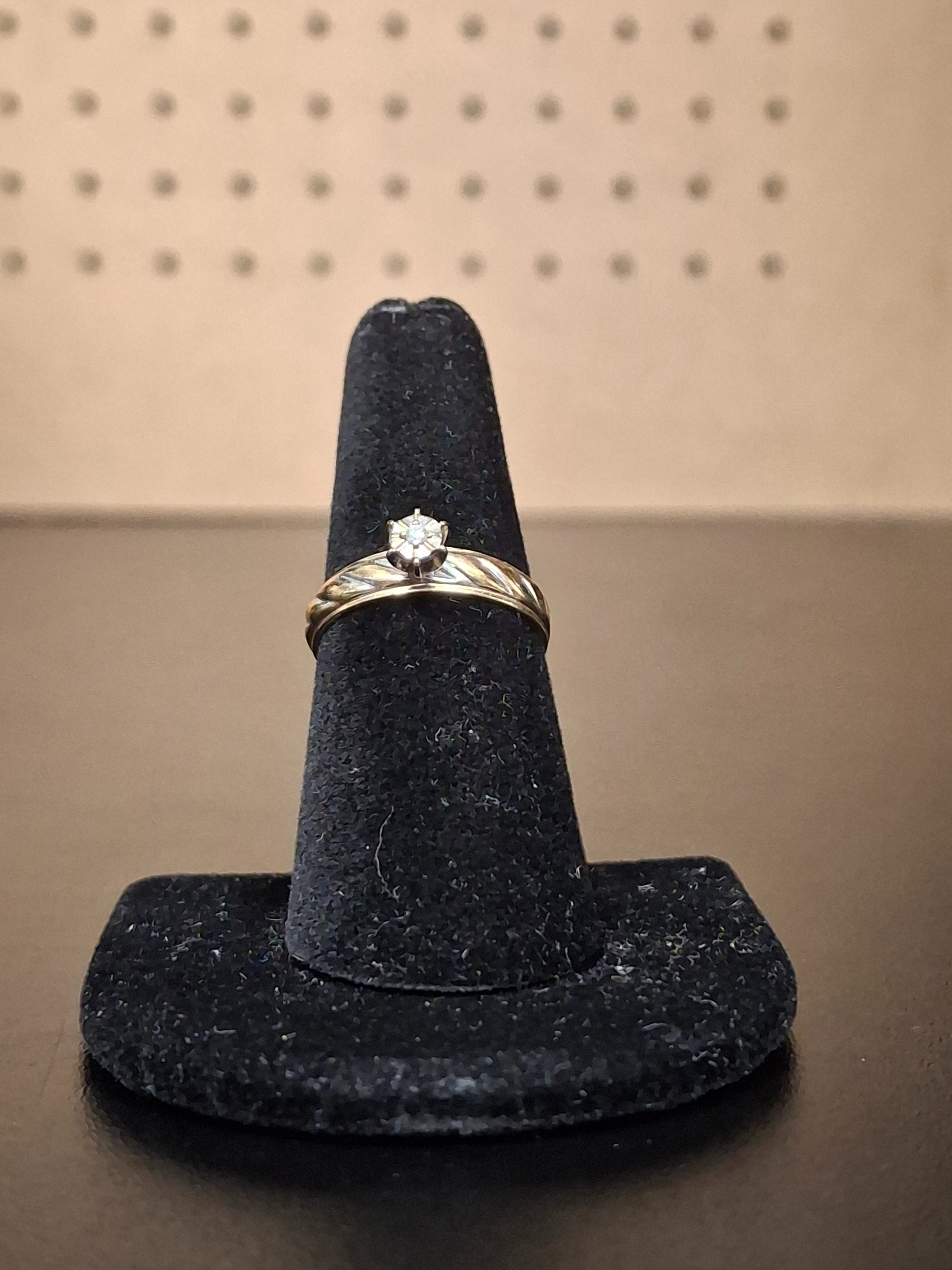 LADY'S GOLD RING: NA MODEL NA: 1.34DWT 10K-Y/G