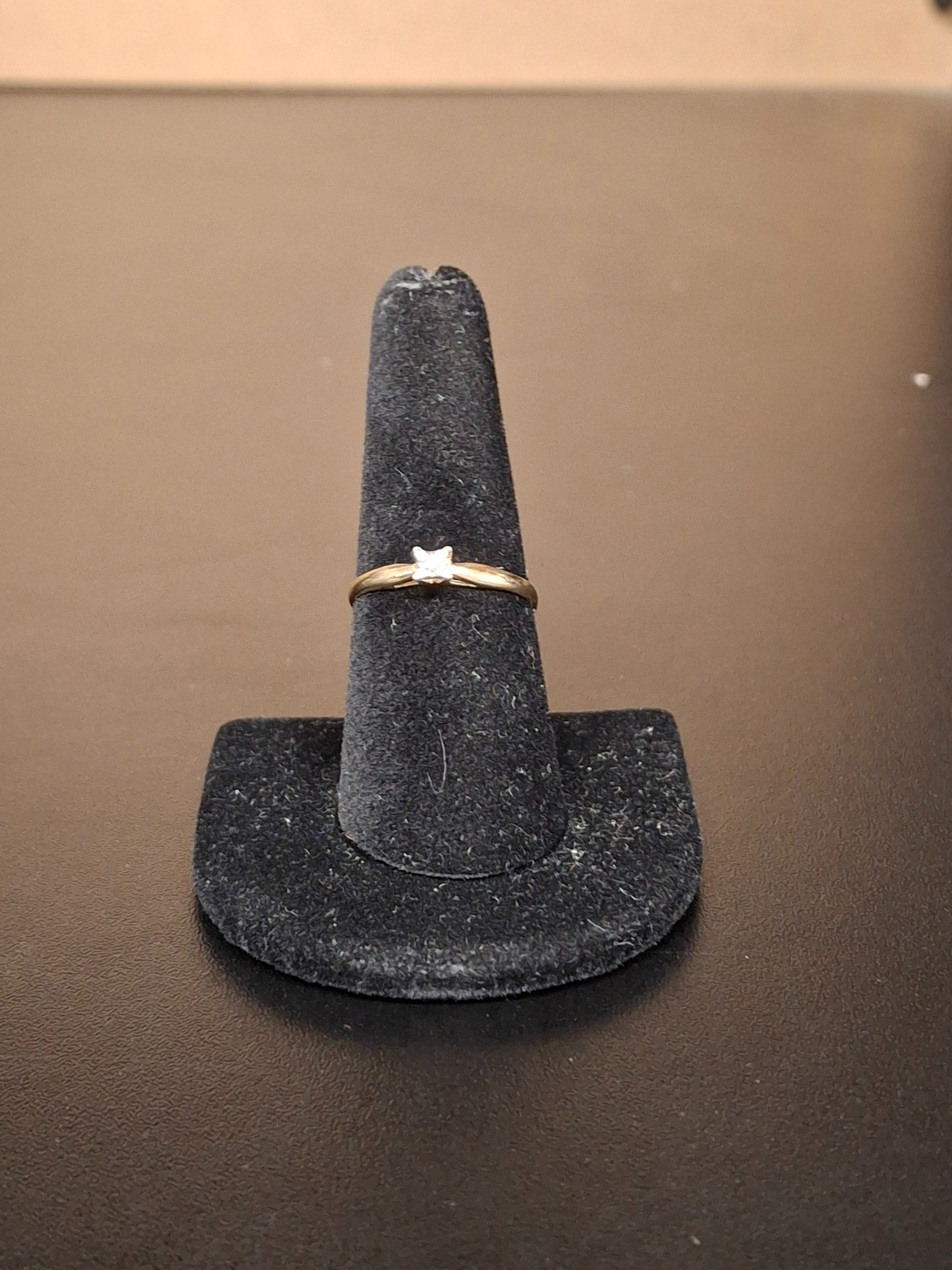 LADY'S GOLD RING: NA MODEL NA: 0.69DWT 10K-Y/G