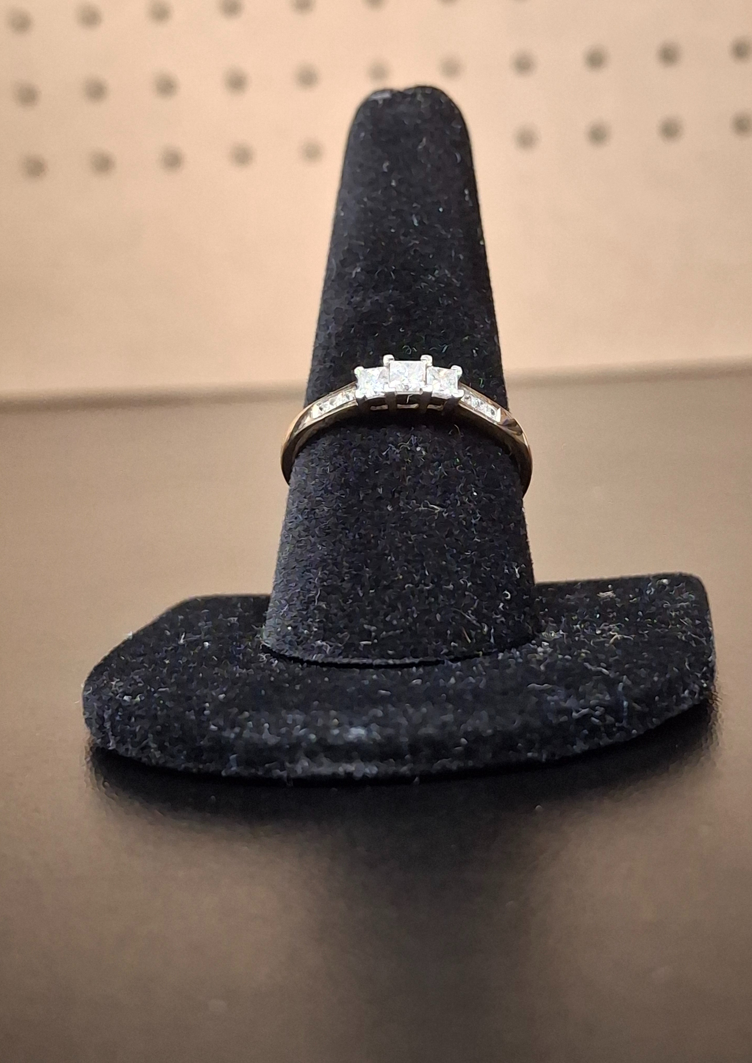 LADY'S GOLD RING: NA MODEL NA: 1.29DWT 14K-Y/G
