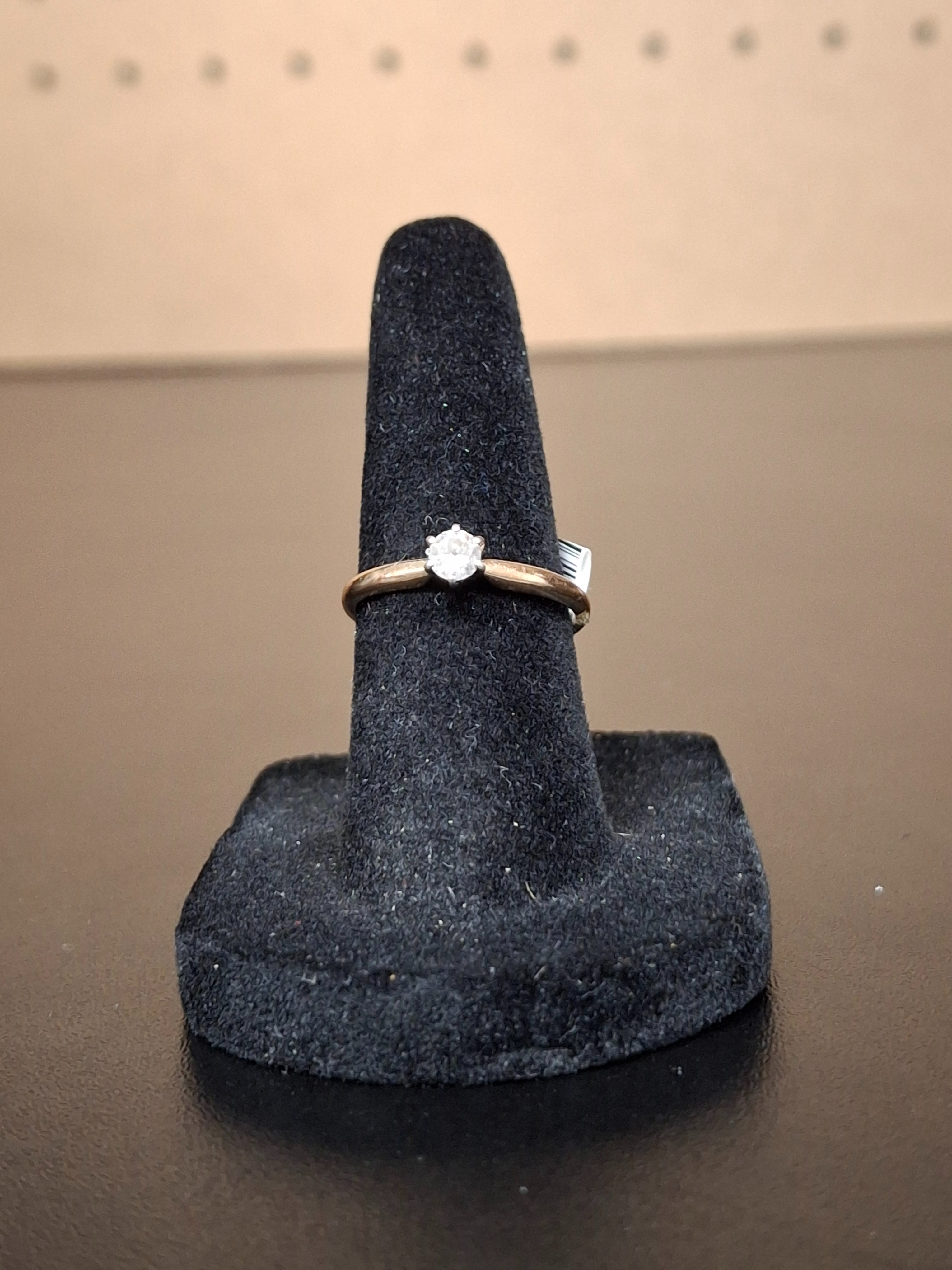 LADY'S GOLD RING: 0.9DWT 10K-Y/G