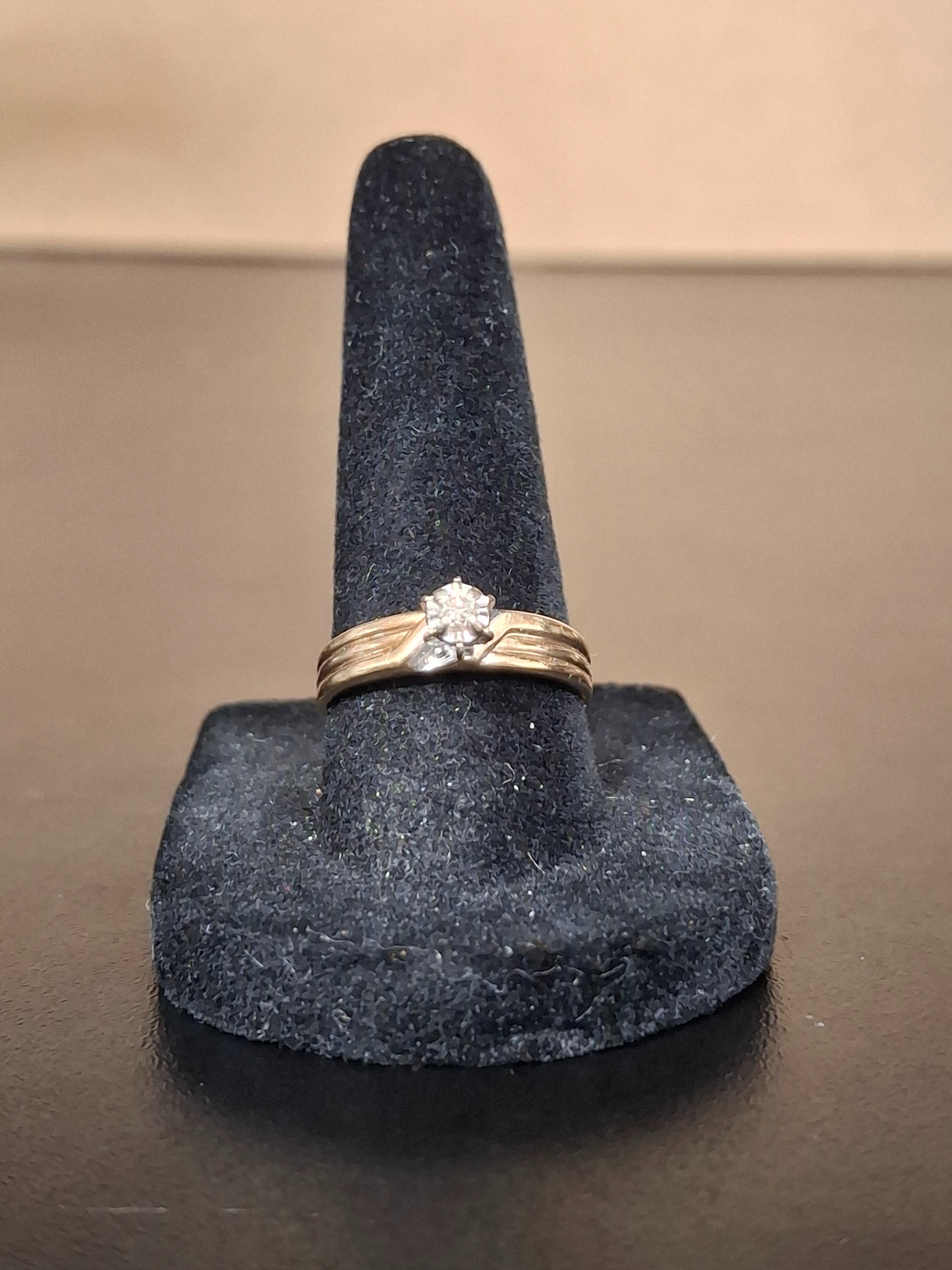 LADY'S GOLD RING: NA MODEL NA: 1.38DWT 10K-Y/G