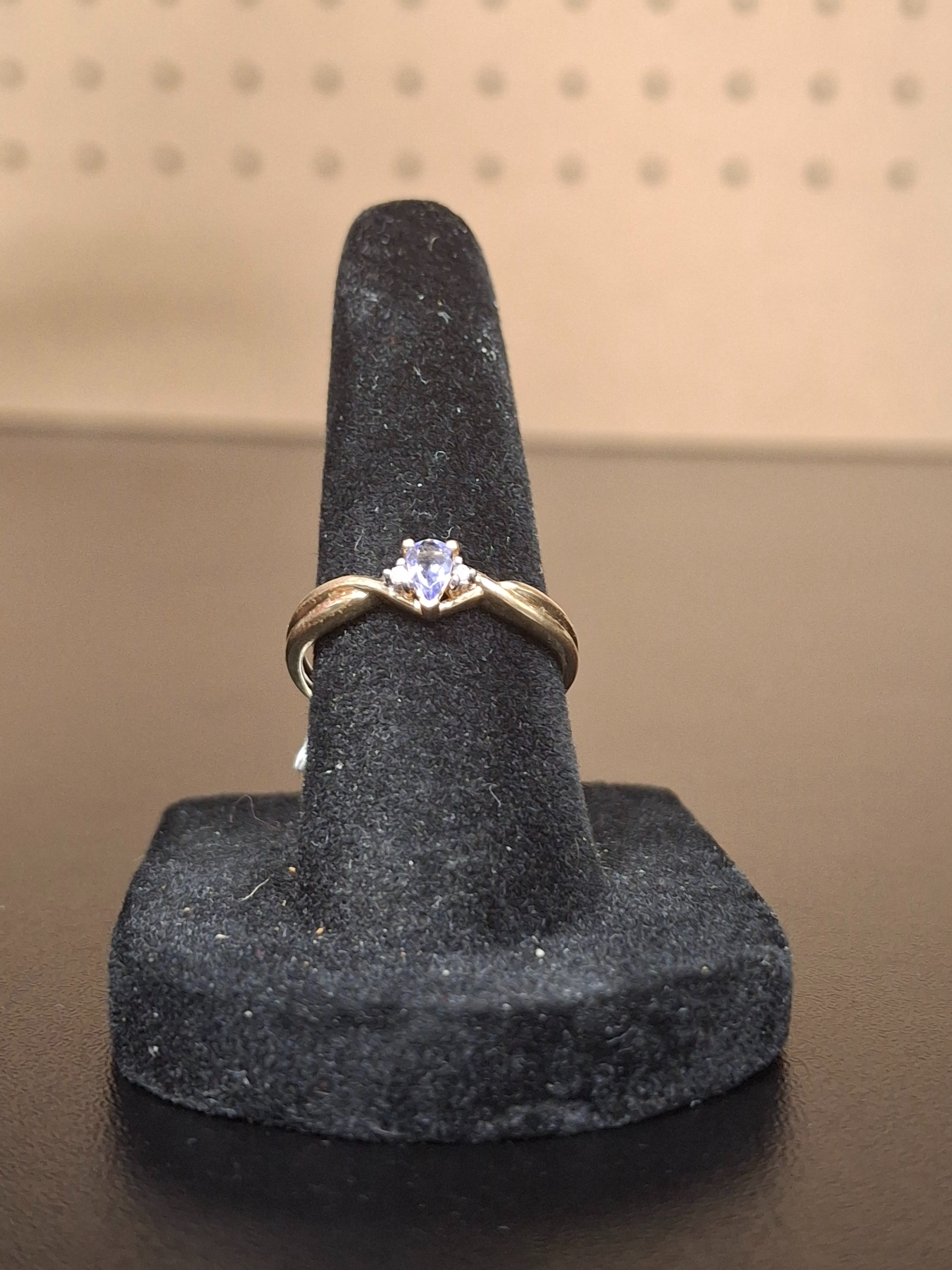 LADY'S GOLD RING: NA MODEL NA: 0.93DWT 10K-Y/G