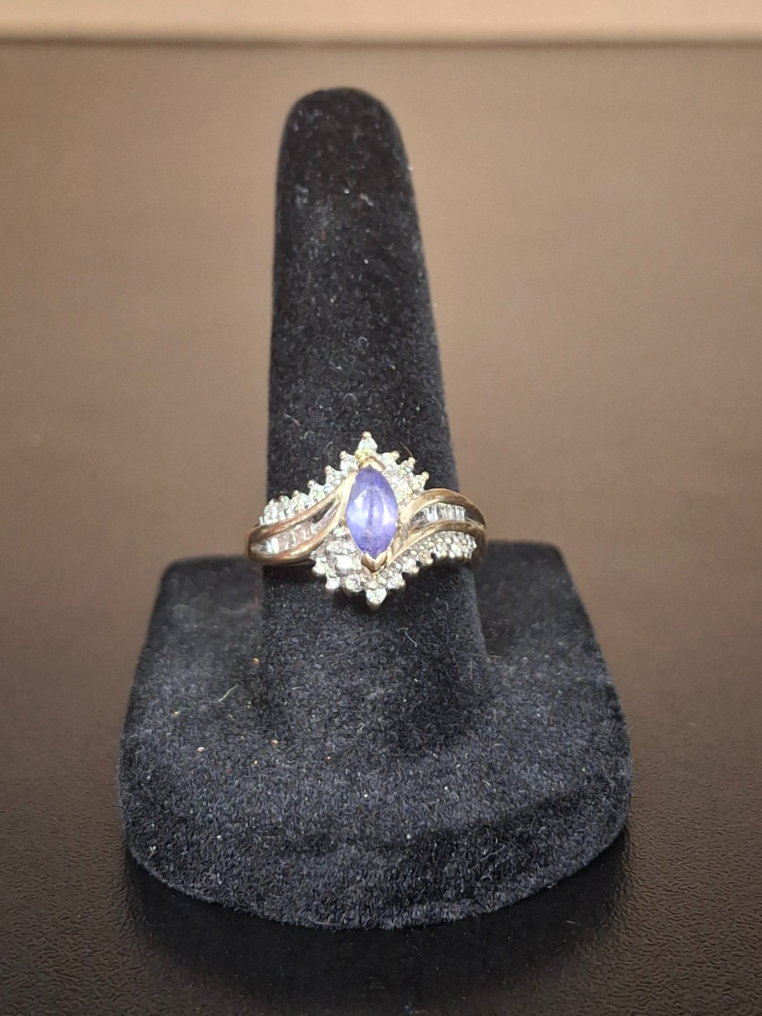 LADY'S GOLD RING: NA MODEL NA: 3.12DWT 14K-Y/G