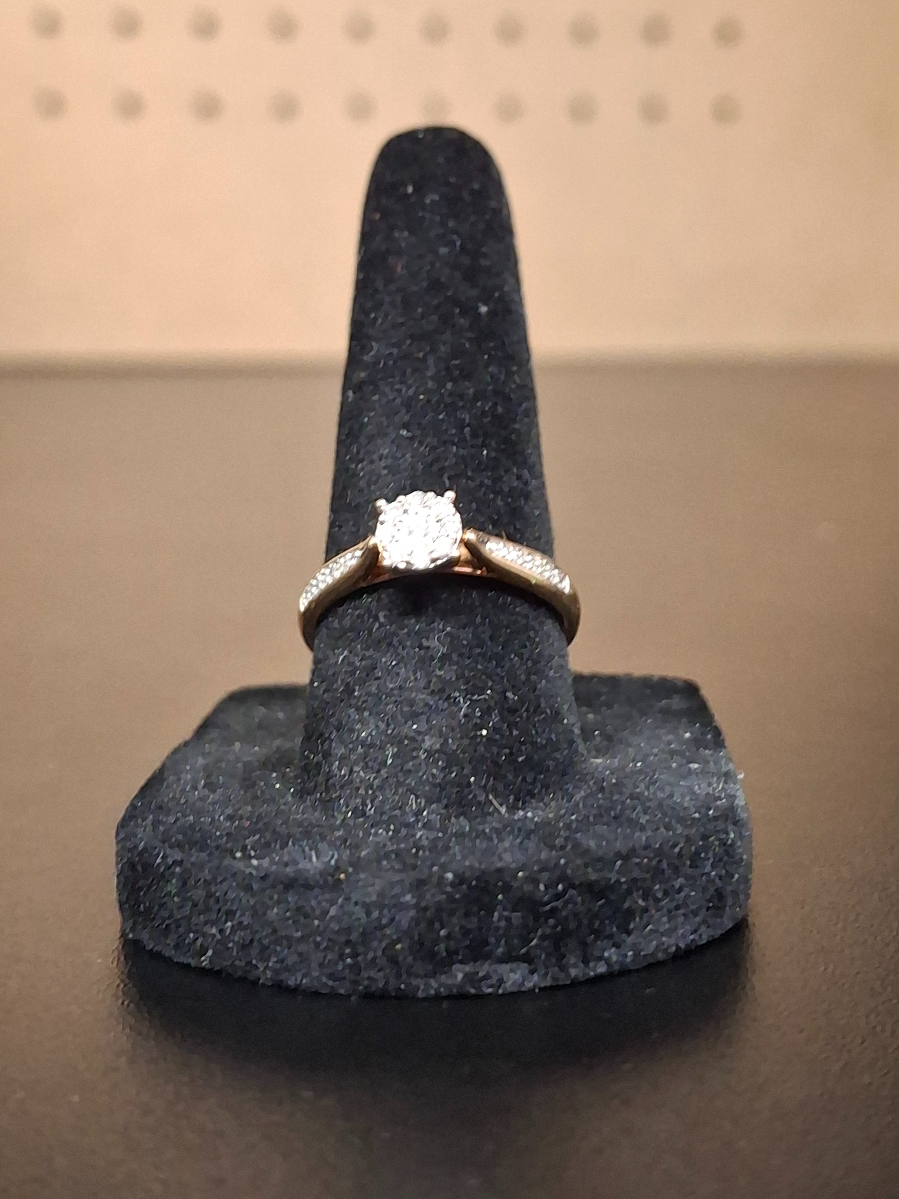 LADY'S GOLD RING: 1.31DWT 10K-Y/G