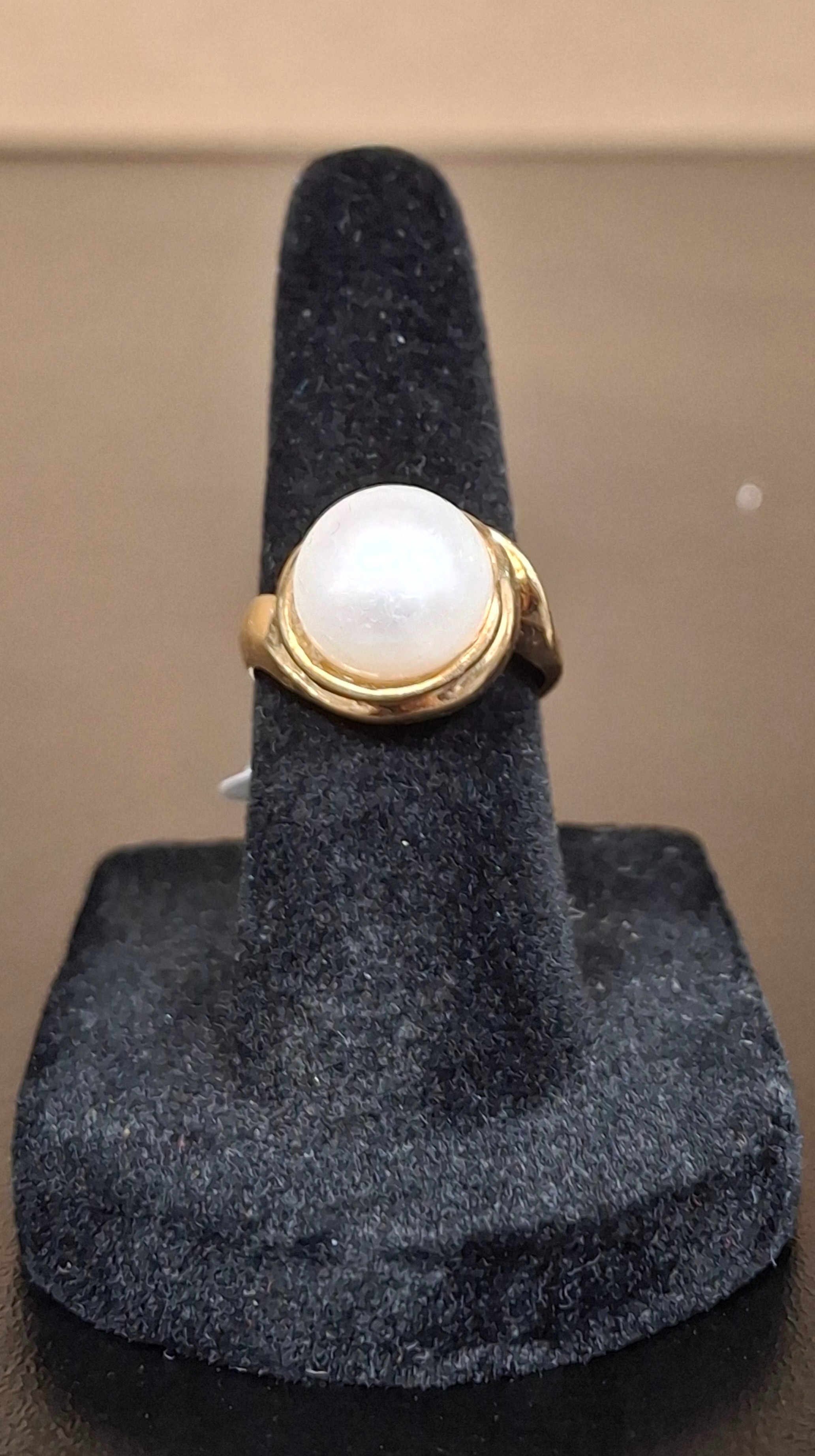 LADY'S GOLD RING: NA MODEL NA: 4.21DWT 14K-Y/G