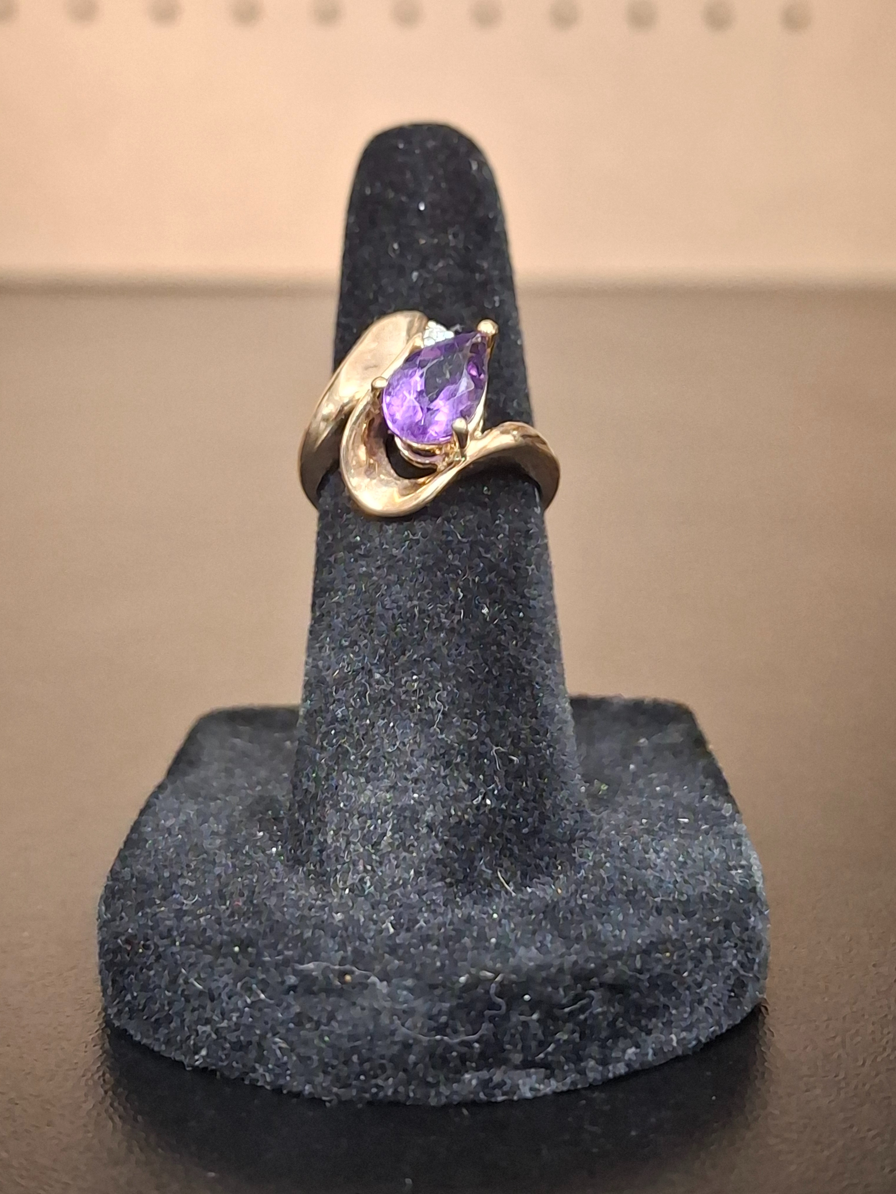 LADY'S GOLD RING: NA MODEL NA: 1.92DWT 10K-Y/G