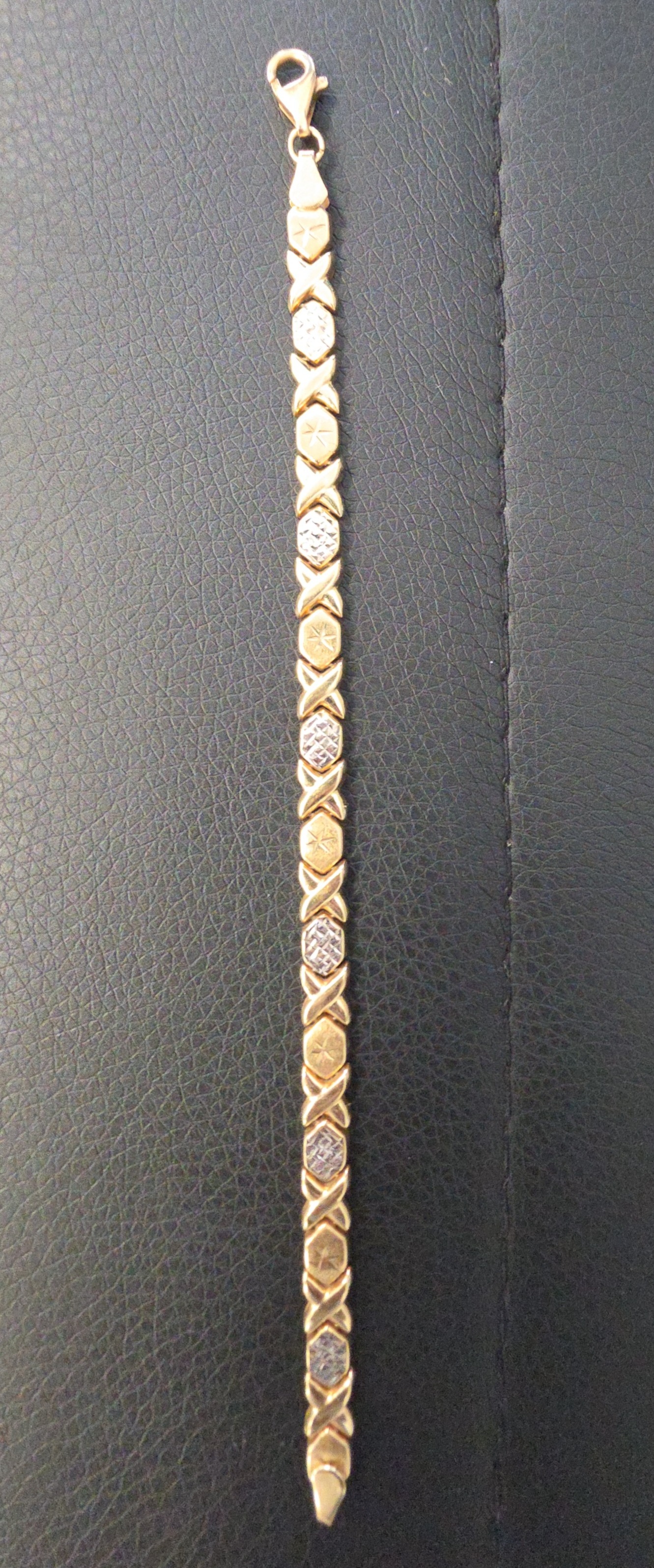 GOLD BRACELET: 3.23DWT 10K-Y/G, "XO" BRACELET