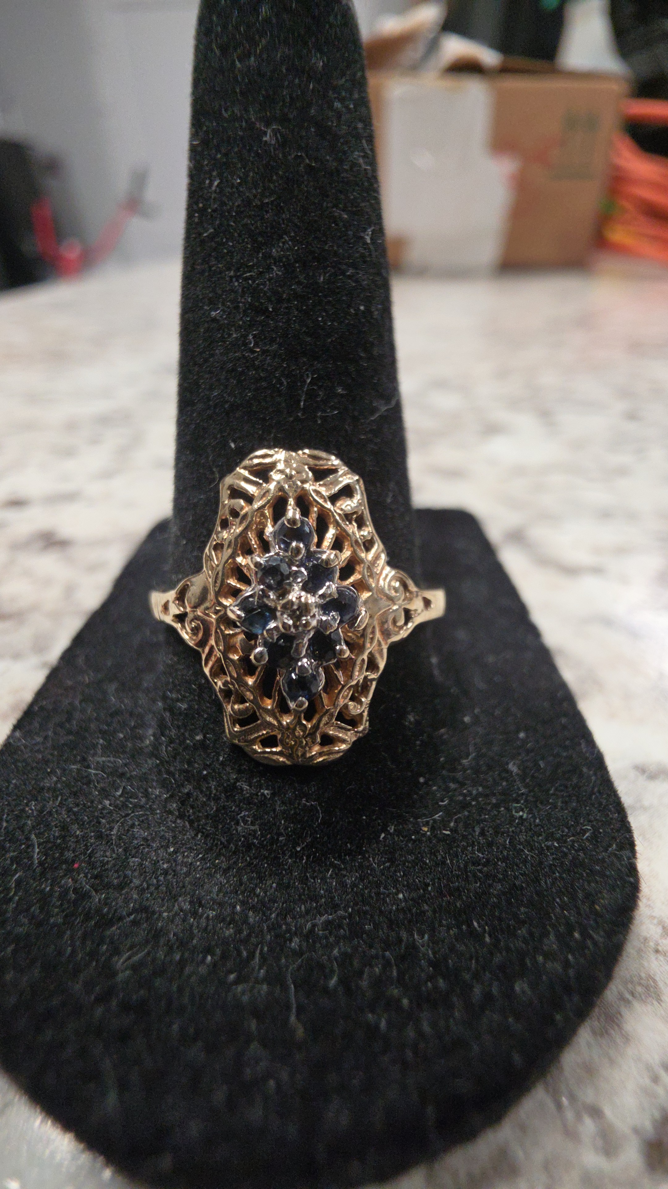 LADY'S GOLD RING: 1.83DWT 10K-Y/G, FILAGREE BAAND WITH FIVE BLACK STONES
