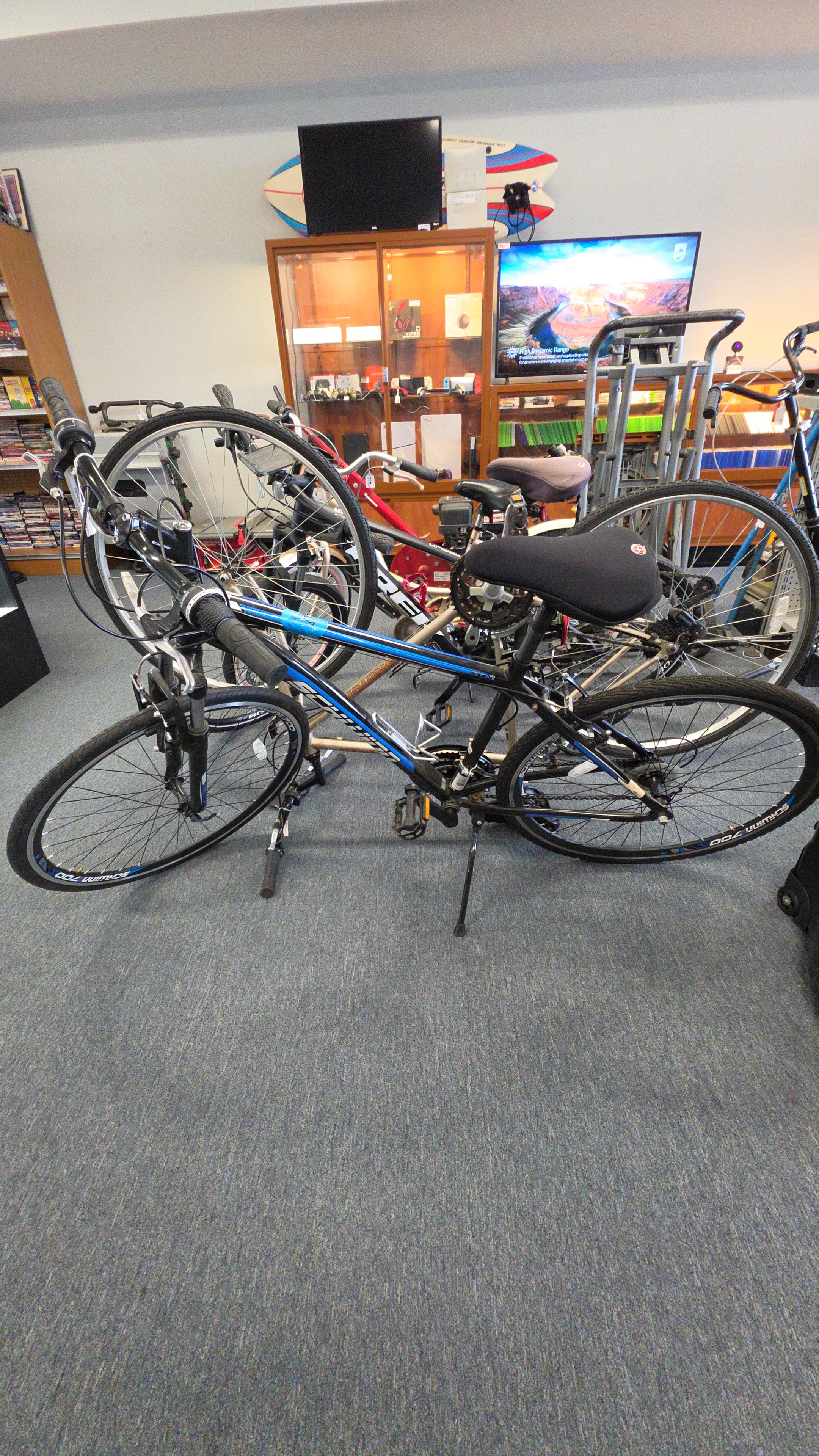 ROAD BICYCLE: SCHWINN MODEL 700C GLENWOOD HYBRID, SERIAL NUMBER 1AL16946, BLACK BLUE TRIM