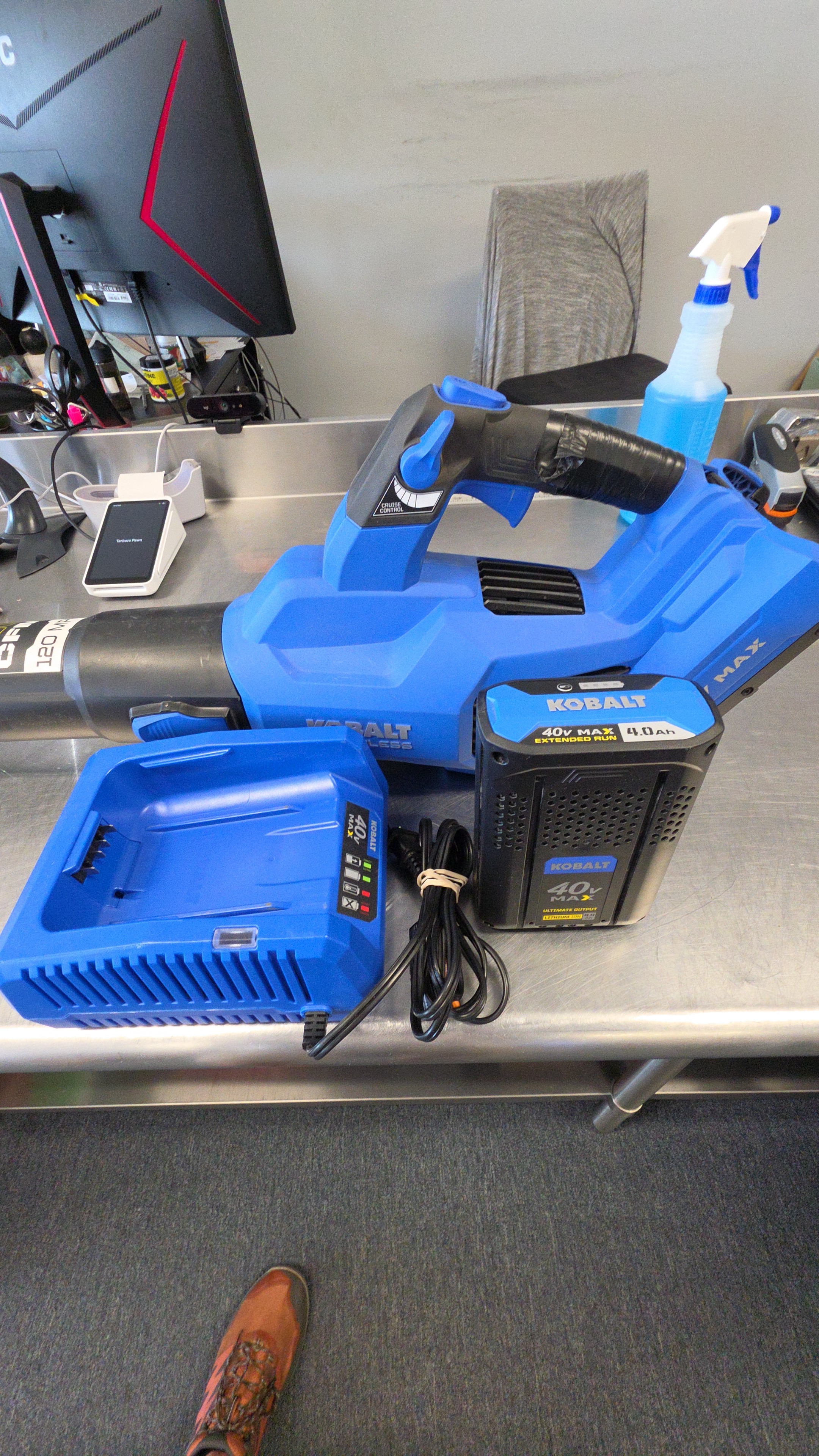 LEAF BLOWER: KOBALT TOOLS MODEL KLB 1040B-03 GEN4 40V MAX BRUSHLESS LEAF BLOWER, WITH 4.0AH BATTERY AND CHARGER