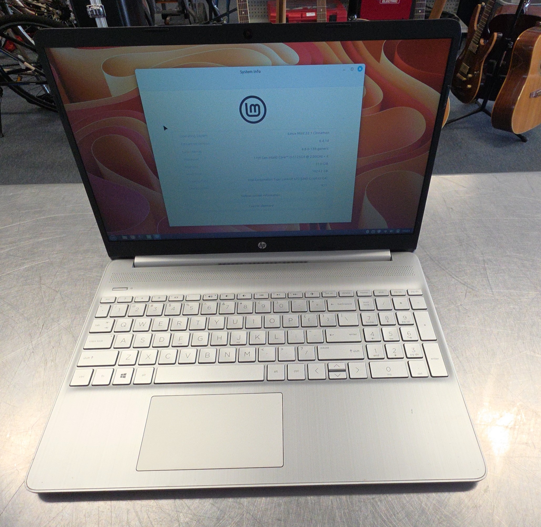 LAPTOP/NETBOOK: HEWLETT PACKARD MODEL HP 15, 32GB RAM, Linux Mint Pass: user